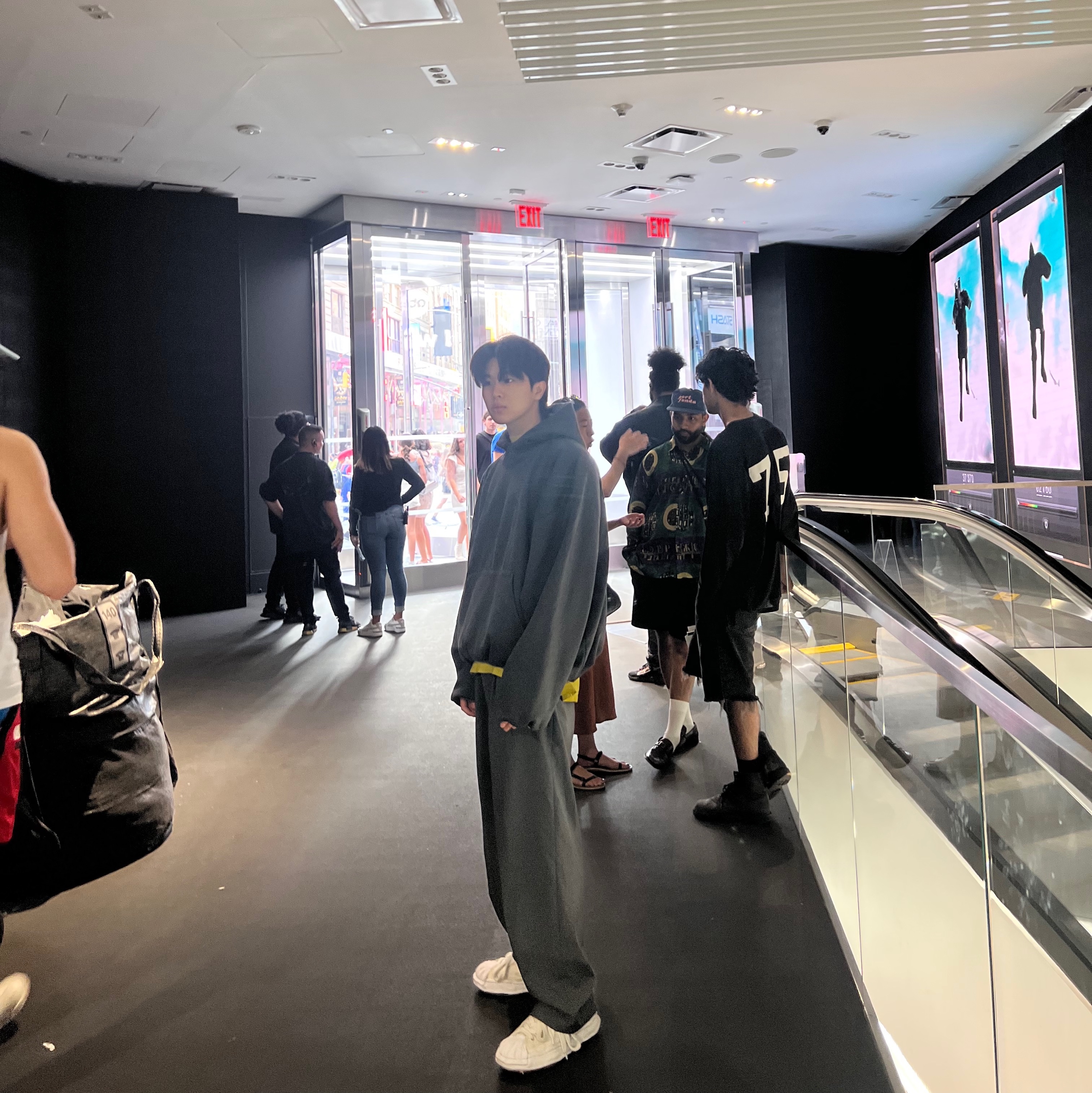 Yeezy Gap Engineered By Balenciaga Dove Hoodie Black, Maison Mihara Yasuhiro Blakey OG Sole Canvas Low-top Sneakers White 착용 스타일 - 3