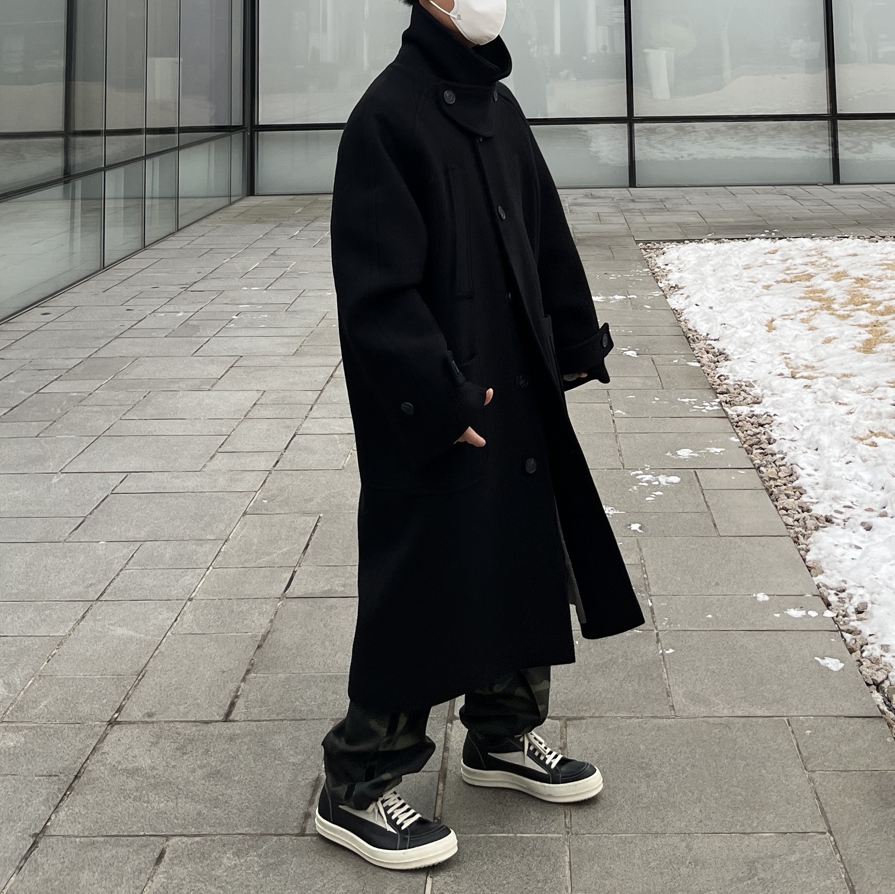 Undermycar Legion.02 Balmacaan Oversized Wool Coat Black, Rick Owens Vintage Sneakers Black 착용 스타일 - 1