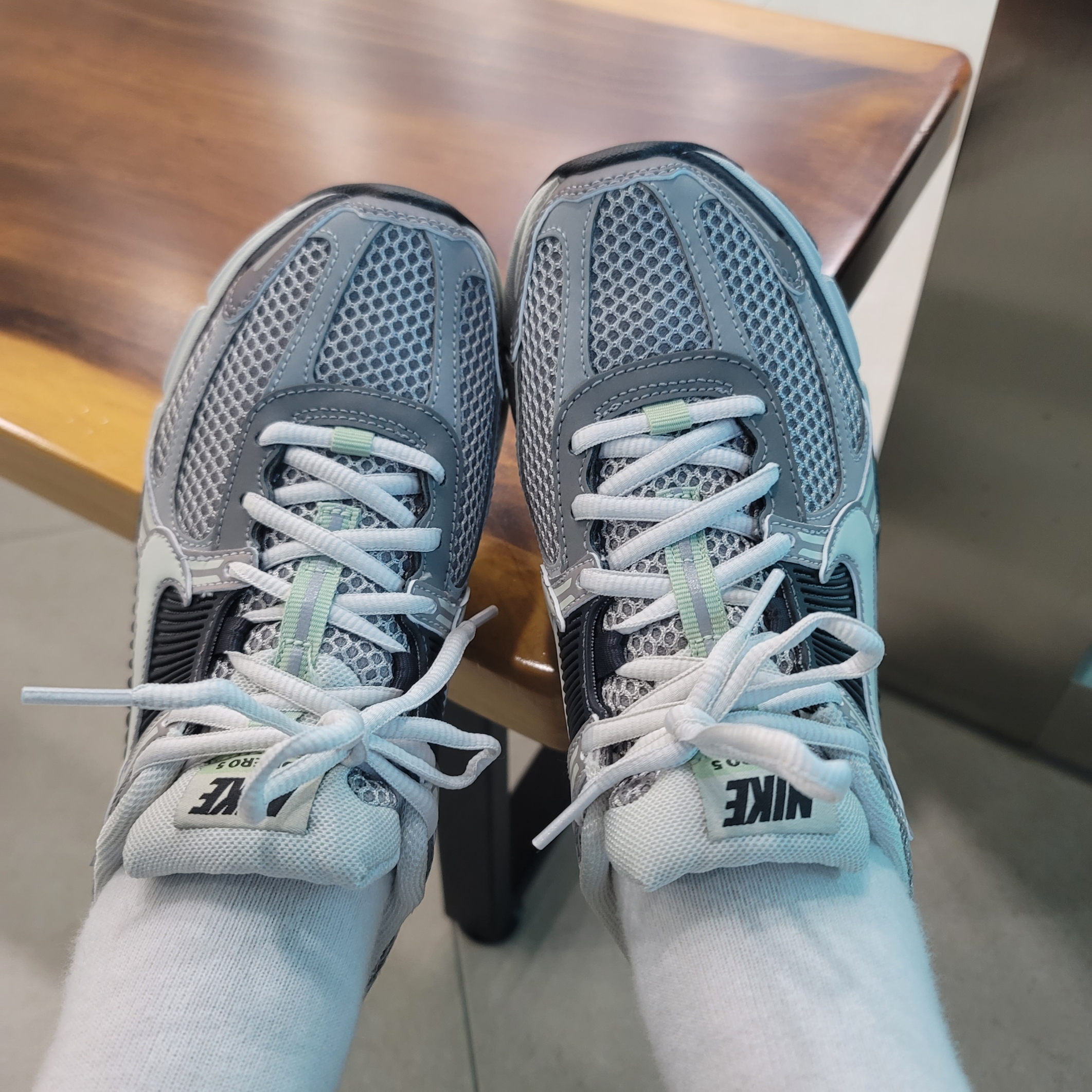 (W) Nike Zoom Vomero 5 Cobblestone and Flat Pewter 착용 스타일