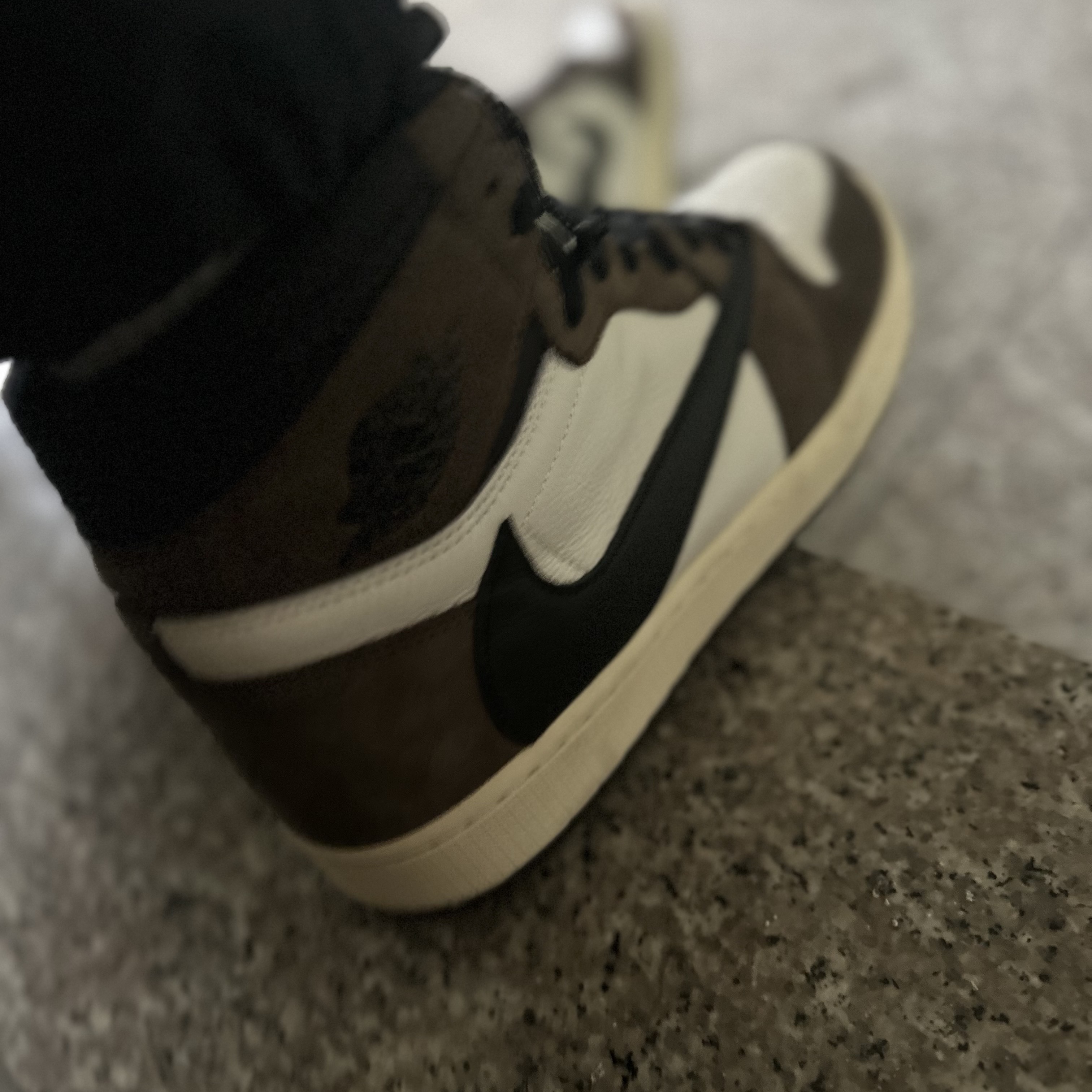 Jordan 1 x Travis Scott Retro High OG SP Mocha 착용 스타일 - 3