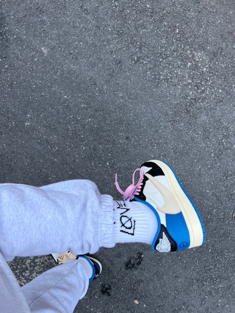 Jordan 1 x Travis Scott x Fragment Retro Low OG SP Military Blue 착용 스타일 - 2