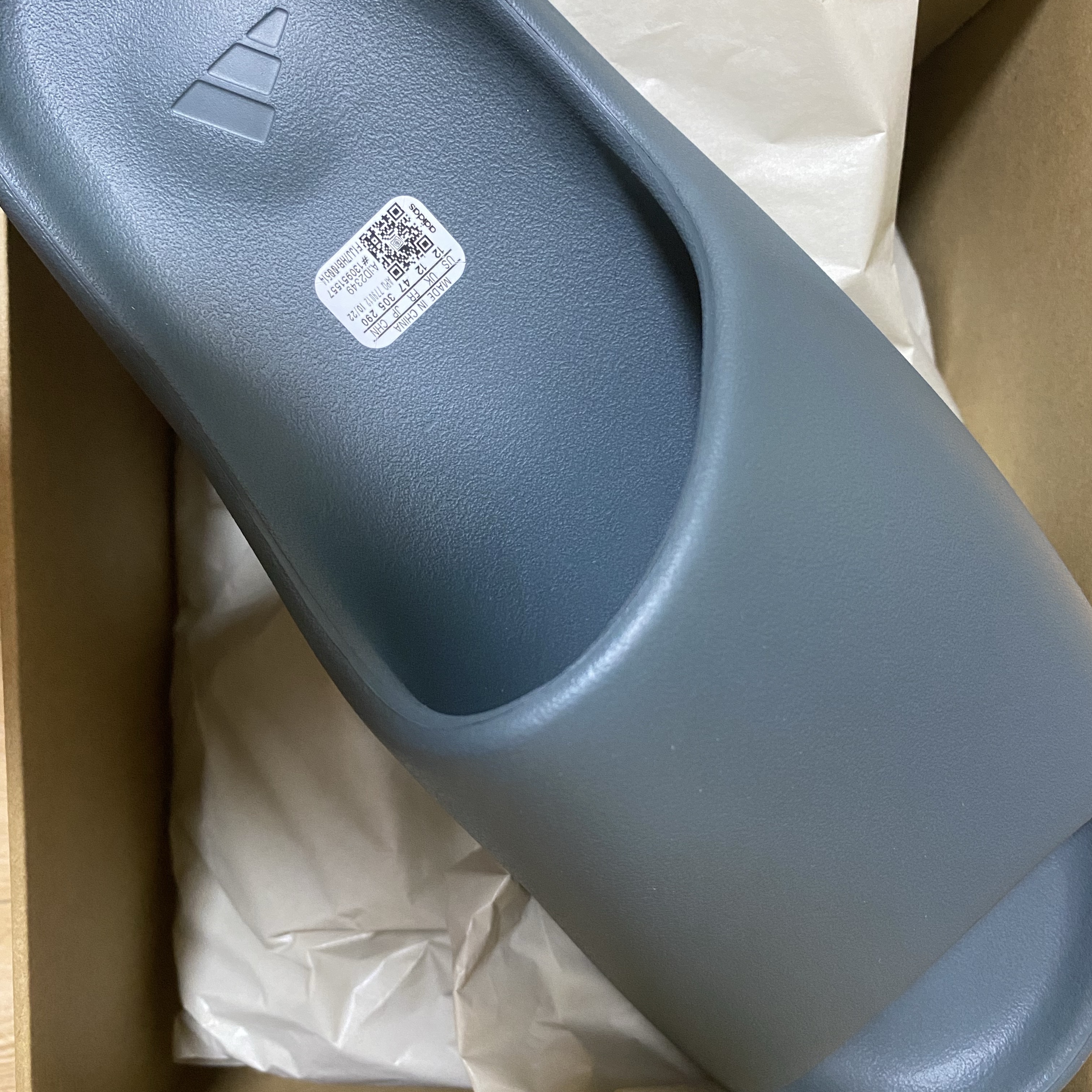 Adidas Yeezy Slide Slate Marine, Adidas Yeezy Slide Slate Grey 착용 스타일 - 3