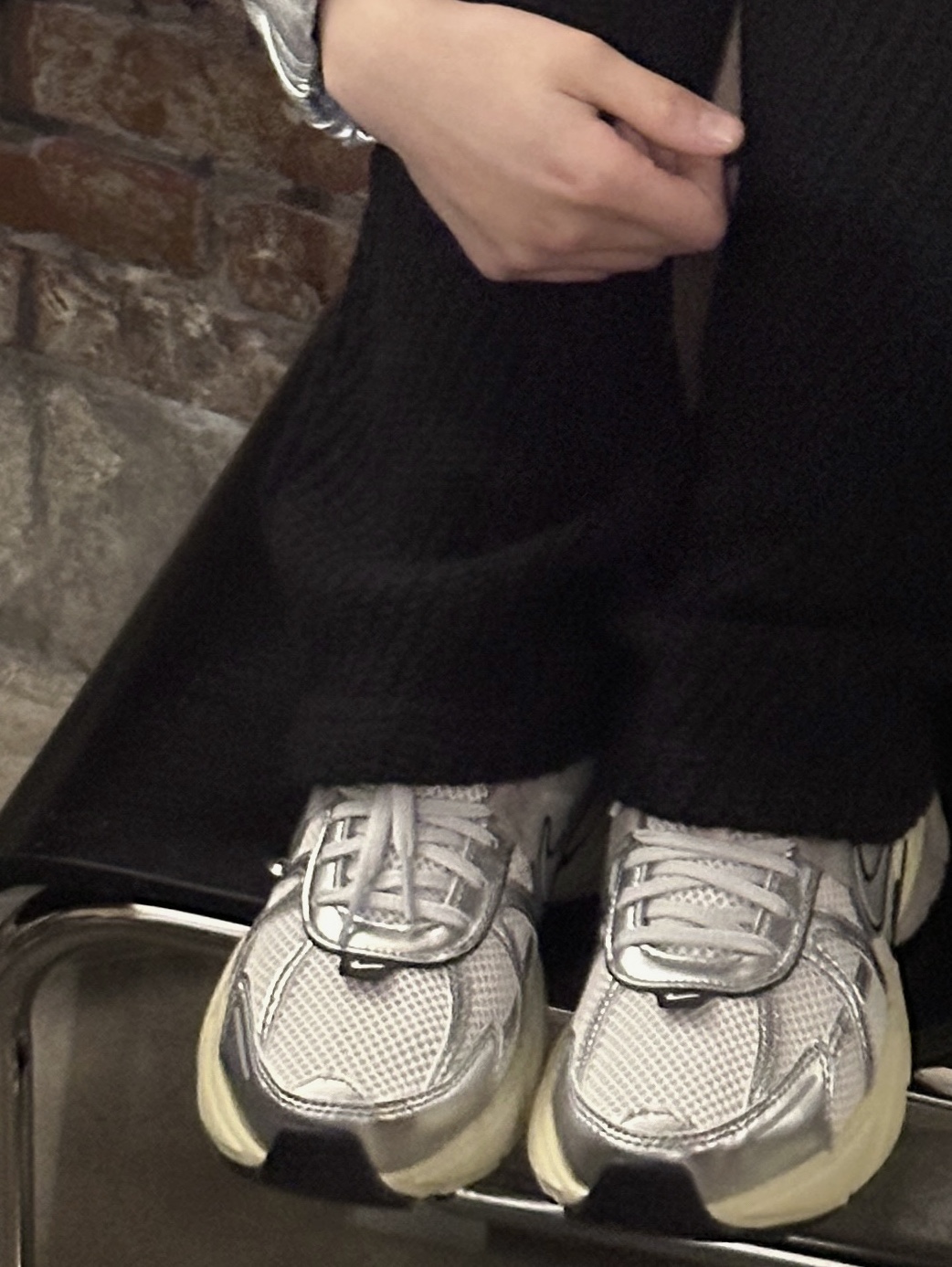 Nike V2K Run Summit White Metallic Silver 착용 스타일 - 2