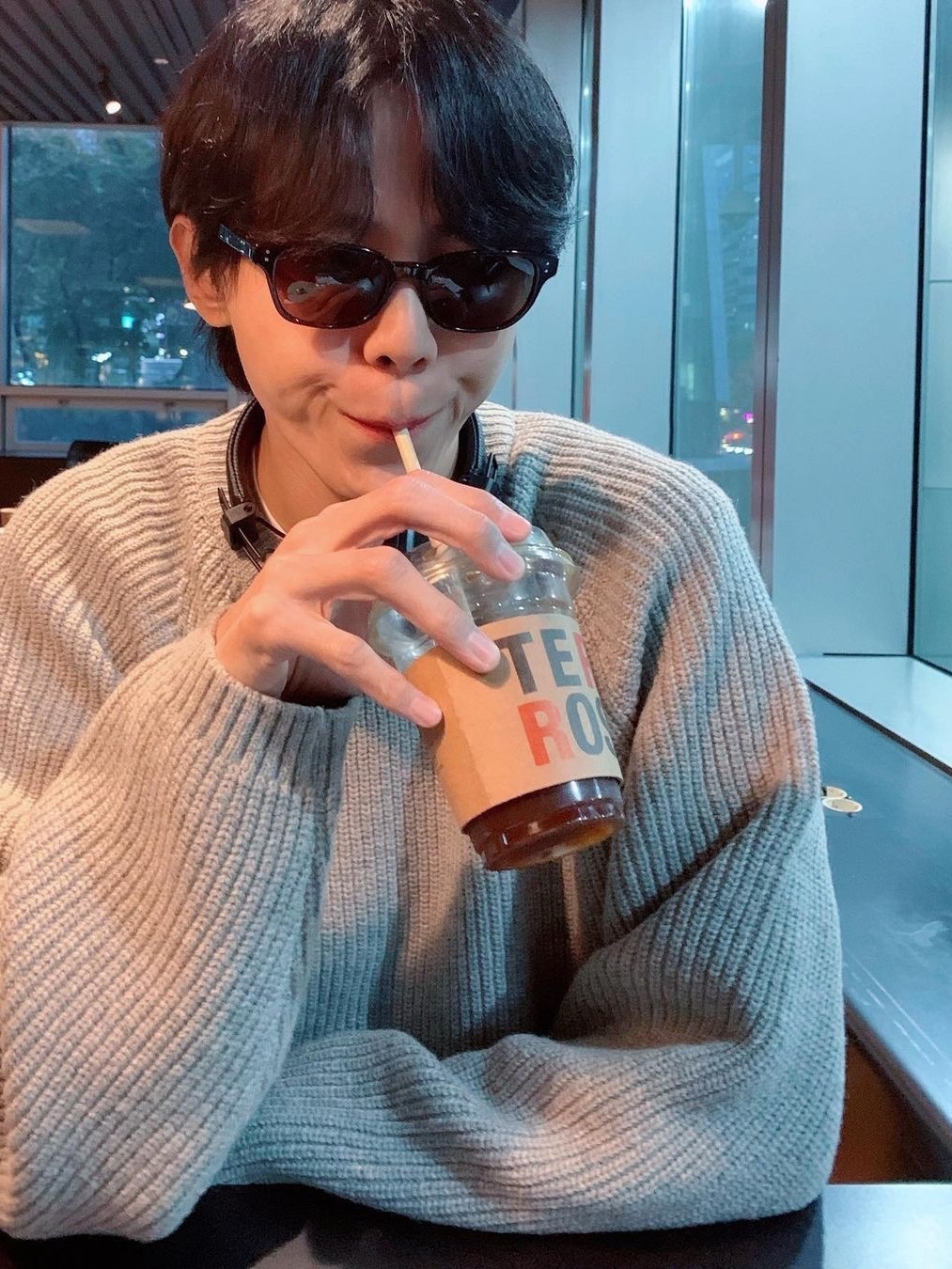 Gentle Monster x Maison Margiela MM005 Black Black, [KREAM 단독] Jacquemus Les Lunettes Baci Square D Frame Sunglasses Multi Black 착용 스타일 - 4