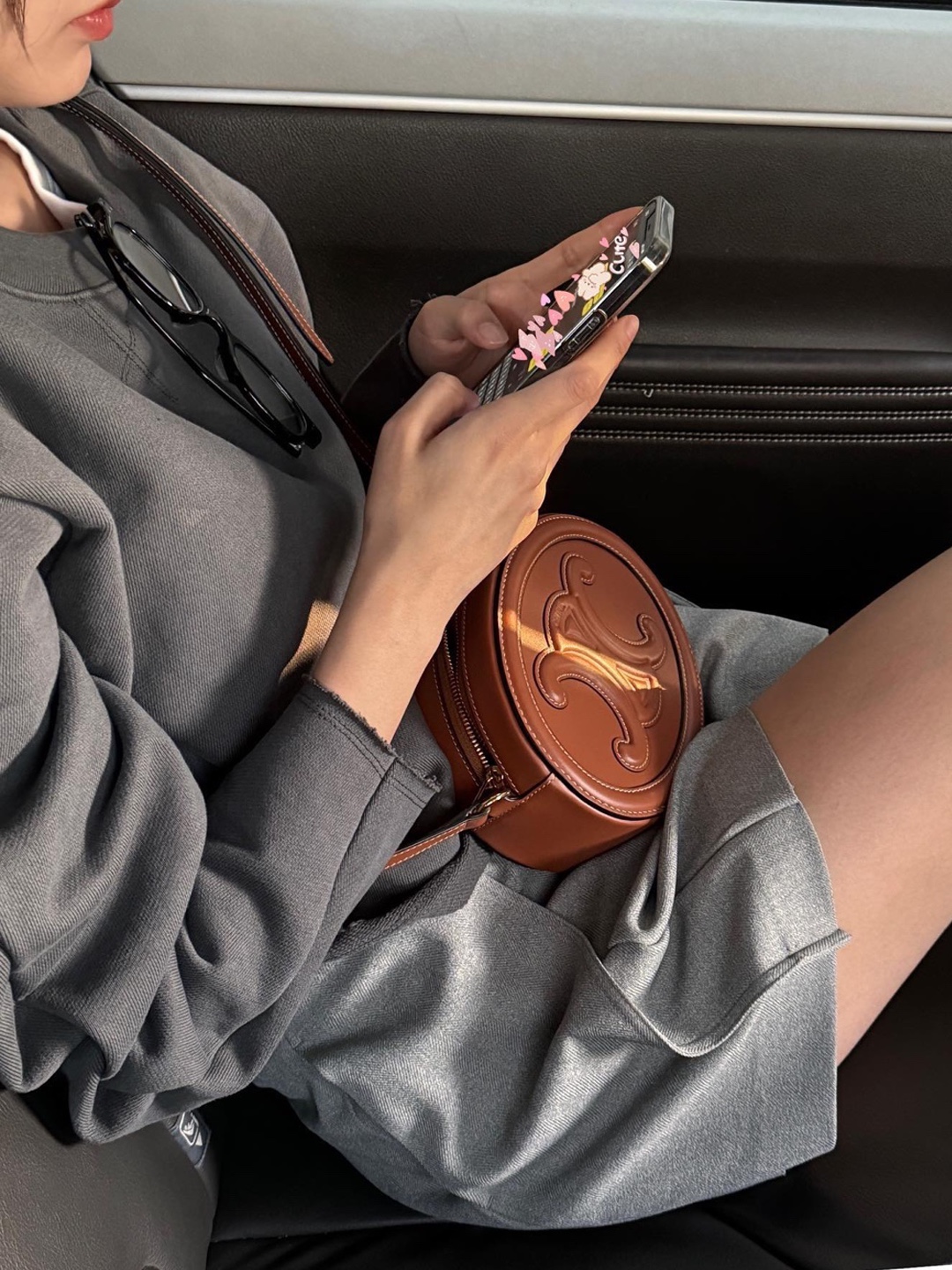 Celine Teen Classic Bag in Box Calfskin Black, Celine Teen Classic Bag in Box Calfskin Camel 착용 스타일 - 5
