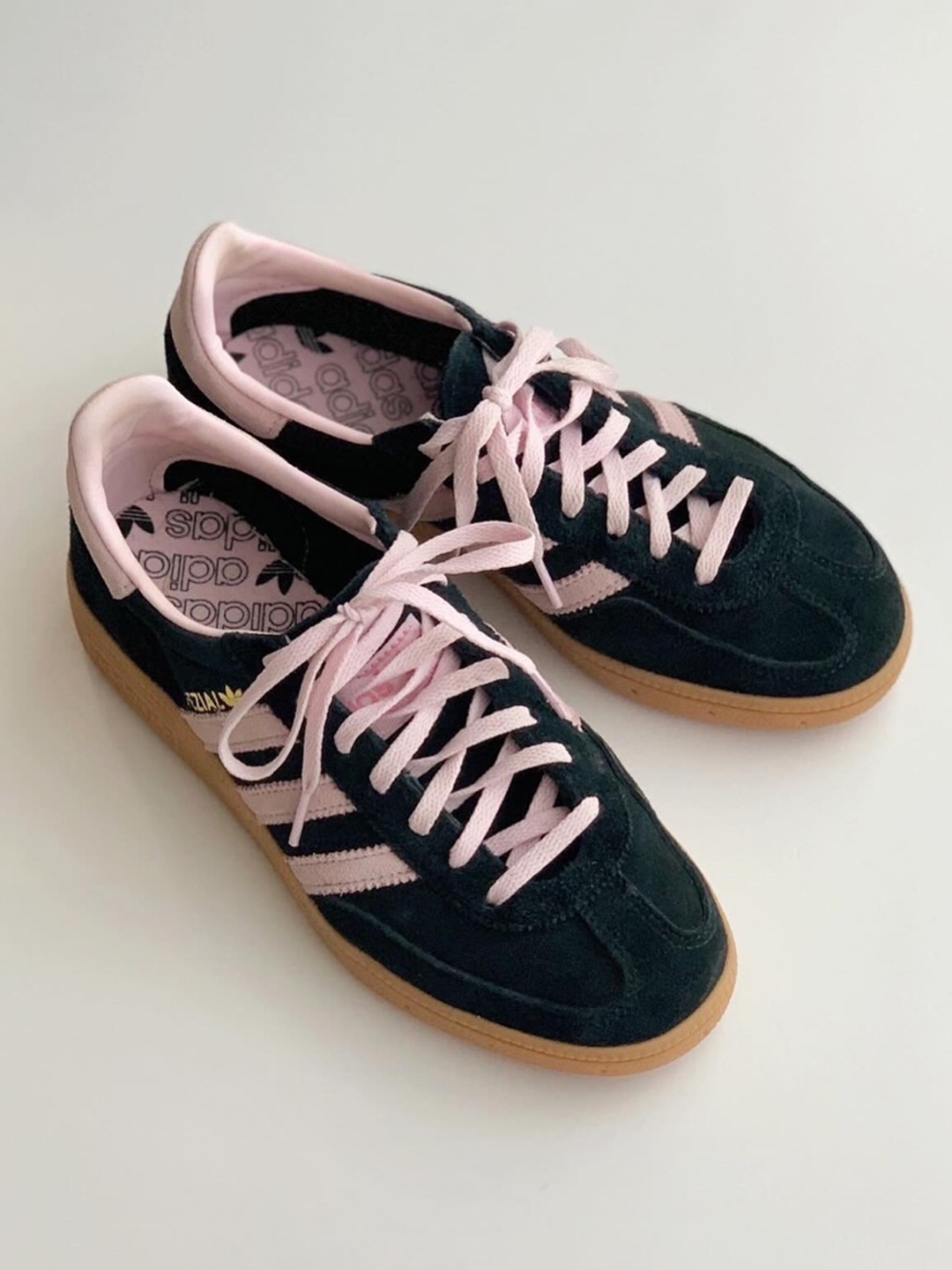 (W) Adidas Spezial Handball Core Black Clear Pink 착용 스타일 - 3
