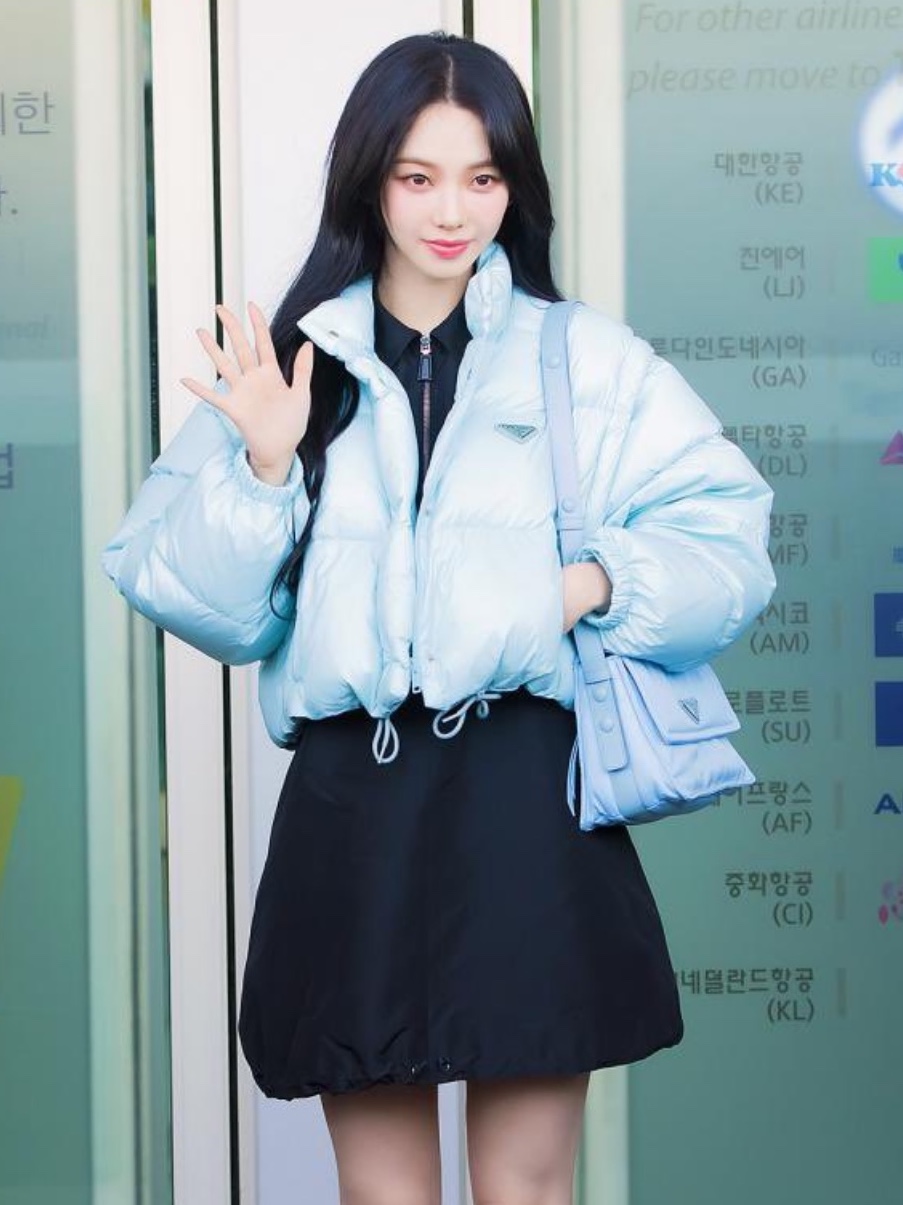 (W) Prada Re-Nylon Cropped Convertible Down Jacket Sky Blue, Prada Small Padded Re-Nylon Shoulder Bag Light Blue 착용 스타일