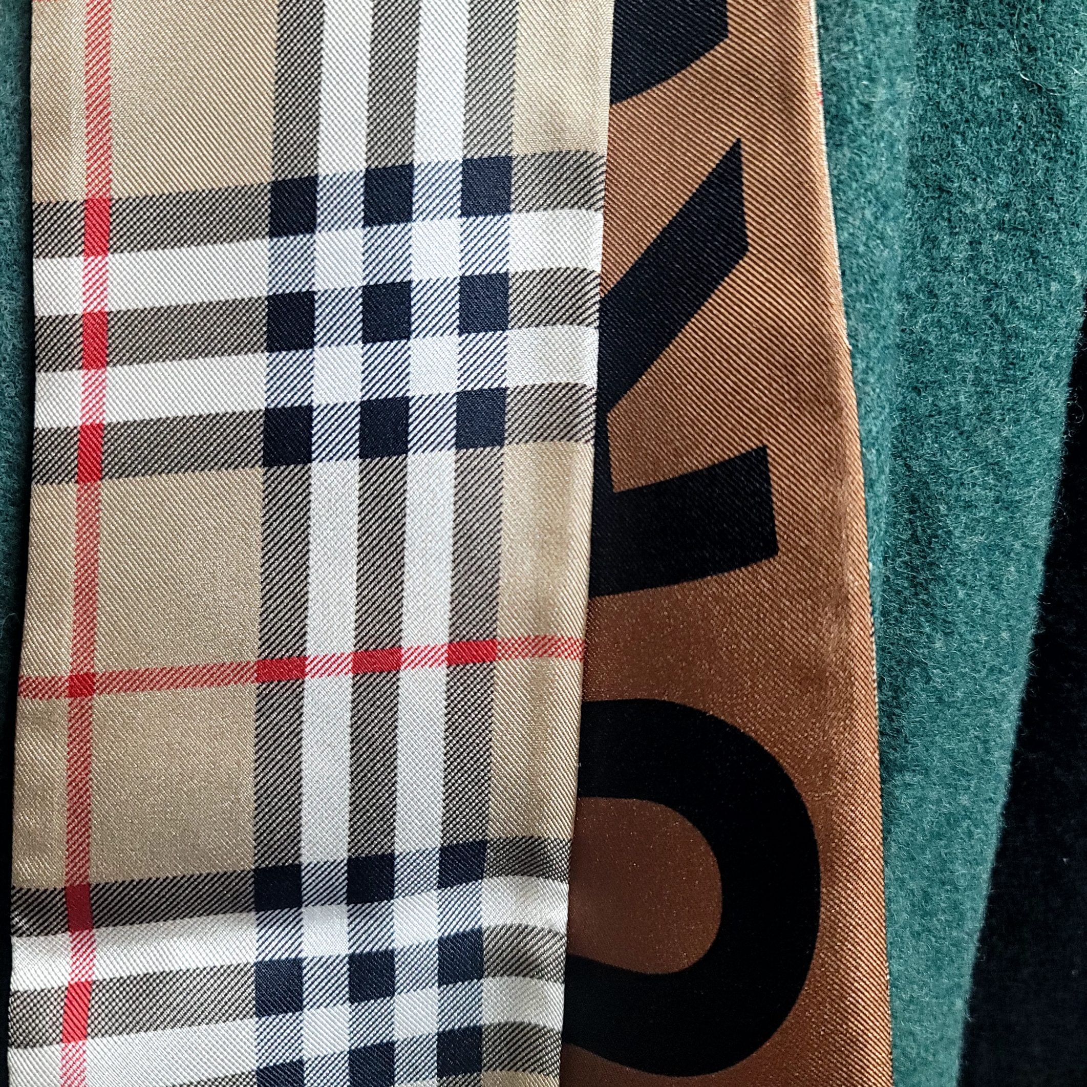 (W) Burberry Vintage Check Logo Print Silk Skinny Scarf Archive Beige 착용 스타일