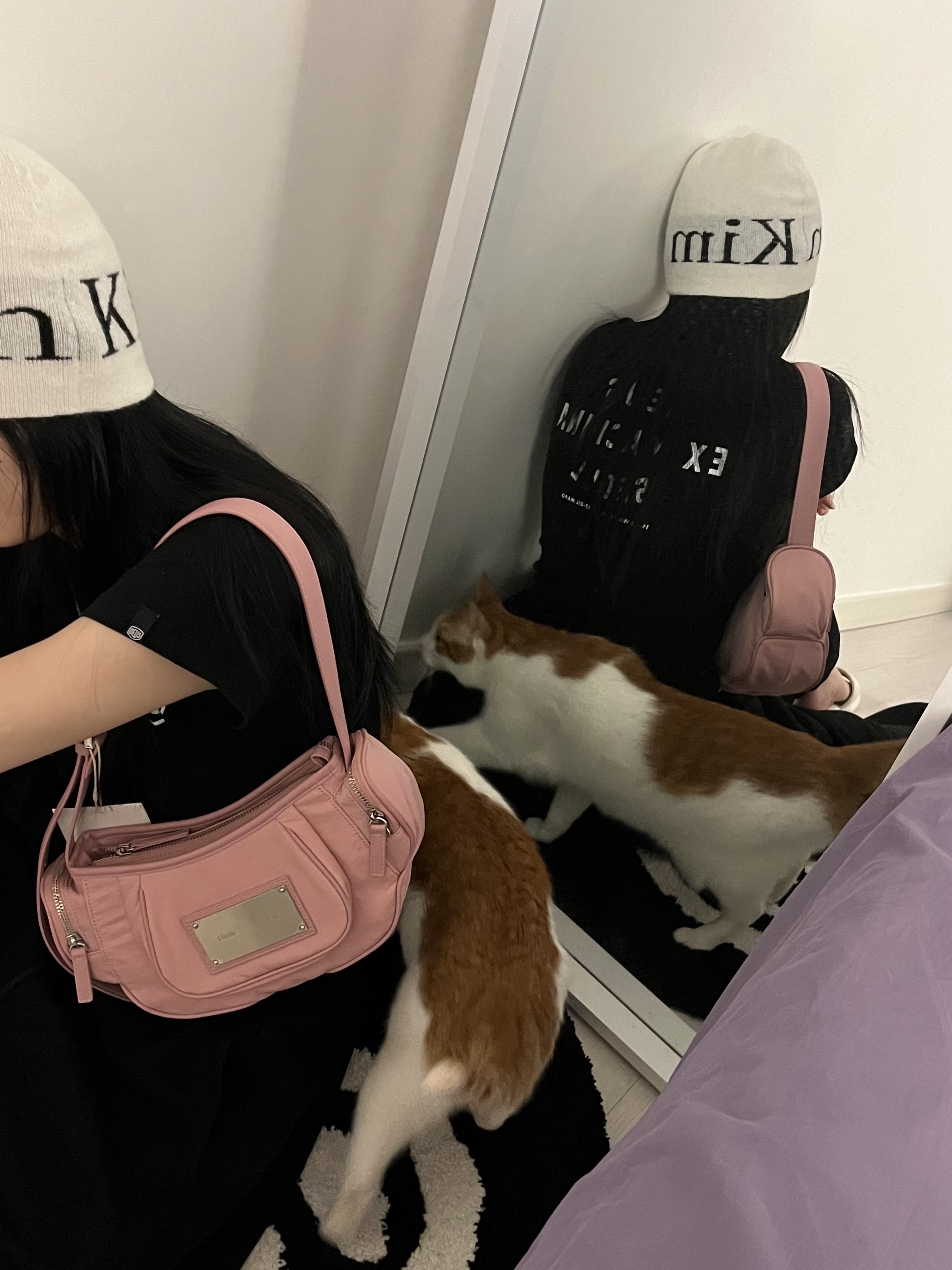 Matin Kim Madeleine Round Bag Pink, Matin Kim Logo Jacquard Short Beanie White 착용 스타일 - 2