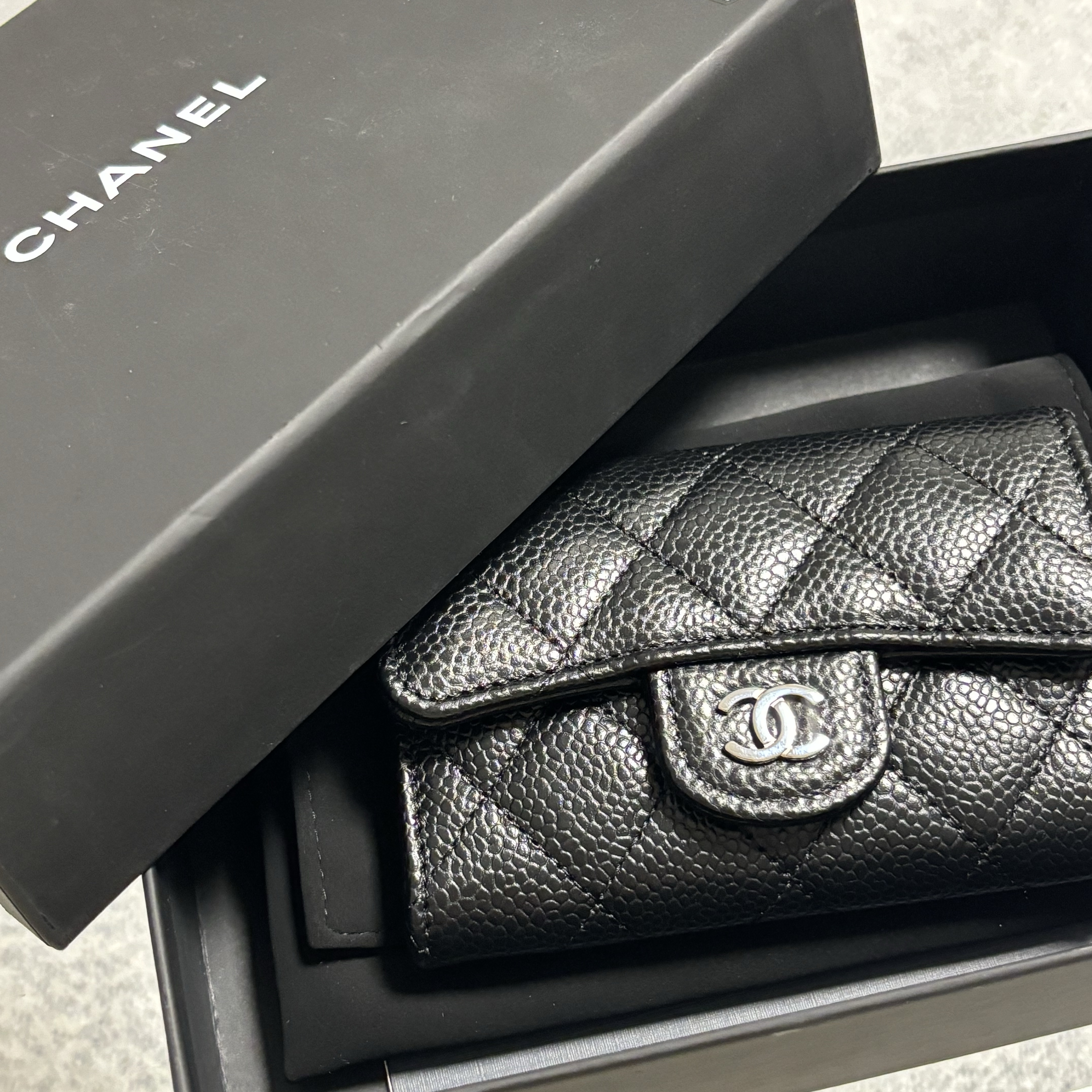 Chanel Classic Card Holder Grained Calfskin & Silver Black 착용 스타일