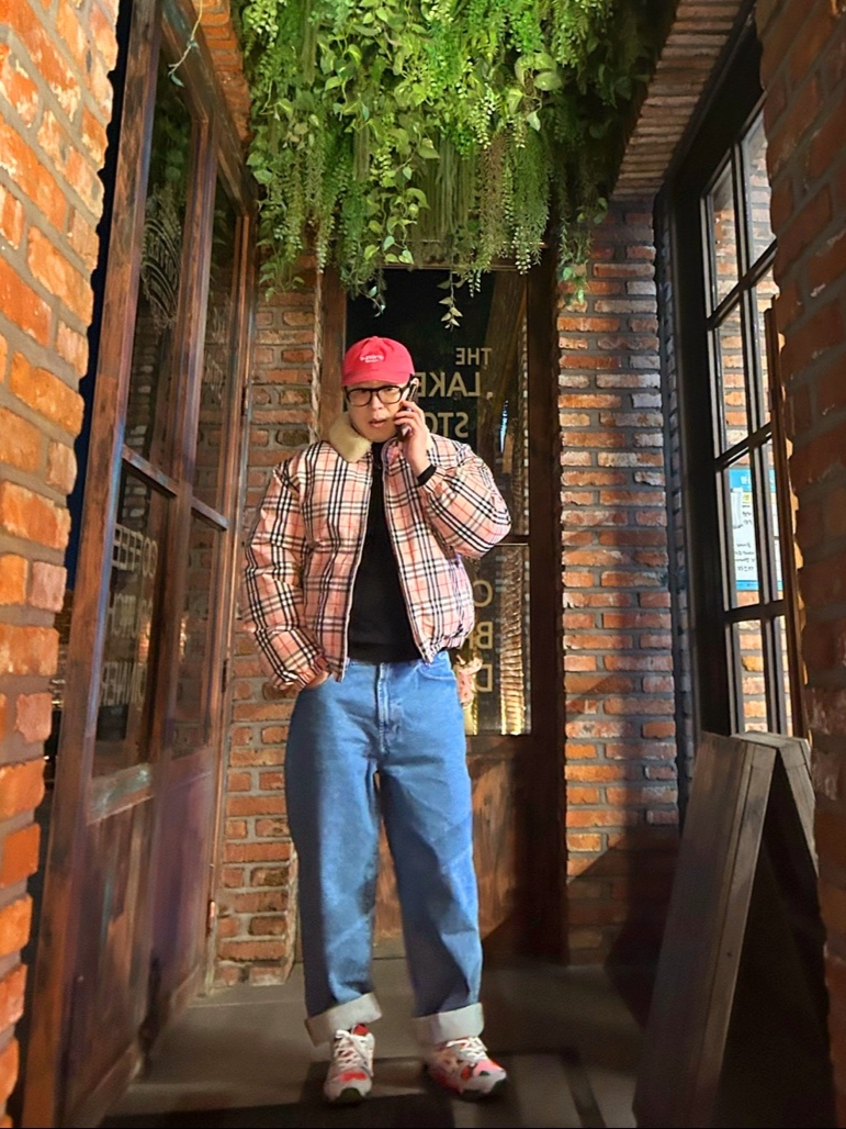 Supreme x Burberry Shearling Collar Down Puffer Jacket Pink - 22SS, Supreme x Coogi Baggy Jean Blue - 23SS 착용 스타일 - 3