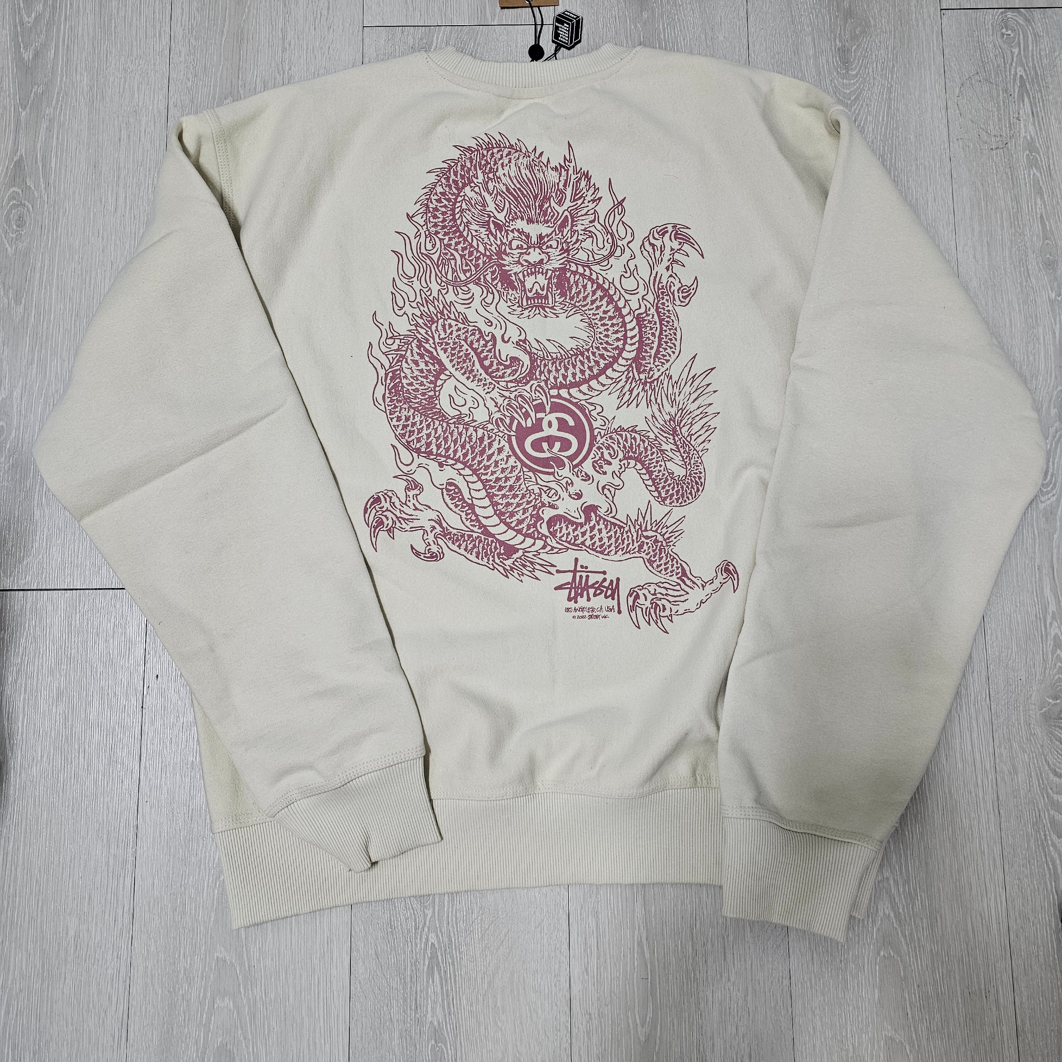 Stussy Dragon Crew Putty 착용 스타일 - 3