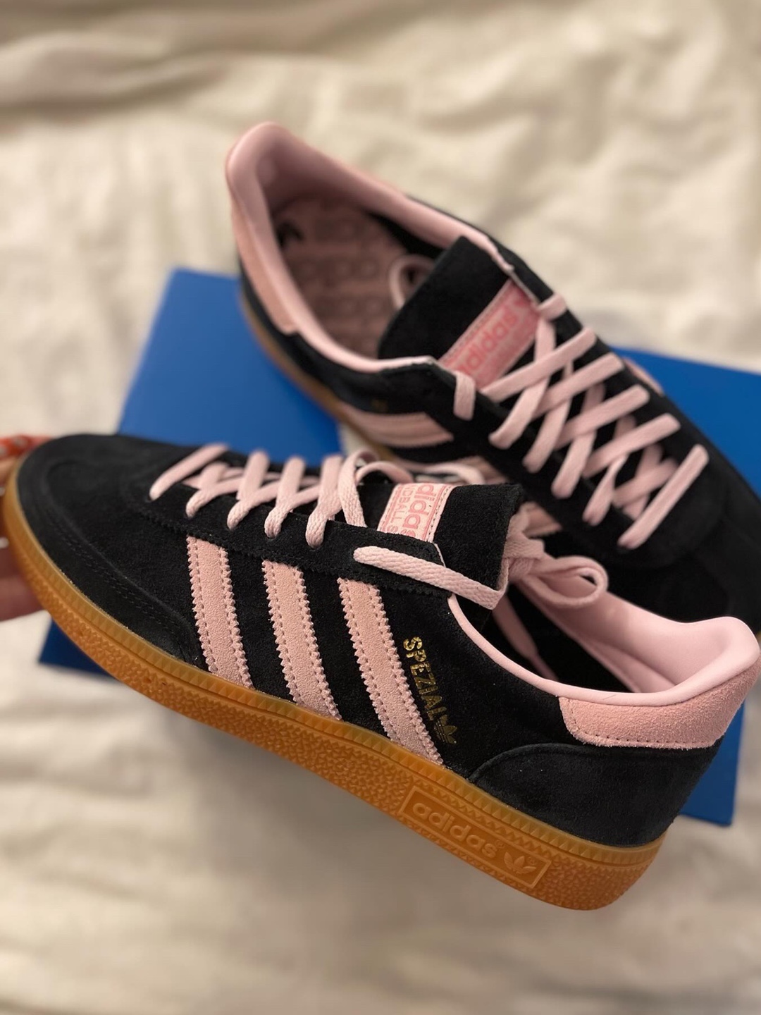(W) Adidas Spezial Handball Core Black Clear Pink 착용 스타일 - 2
