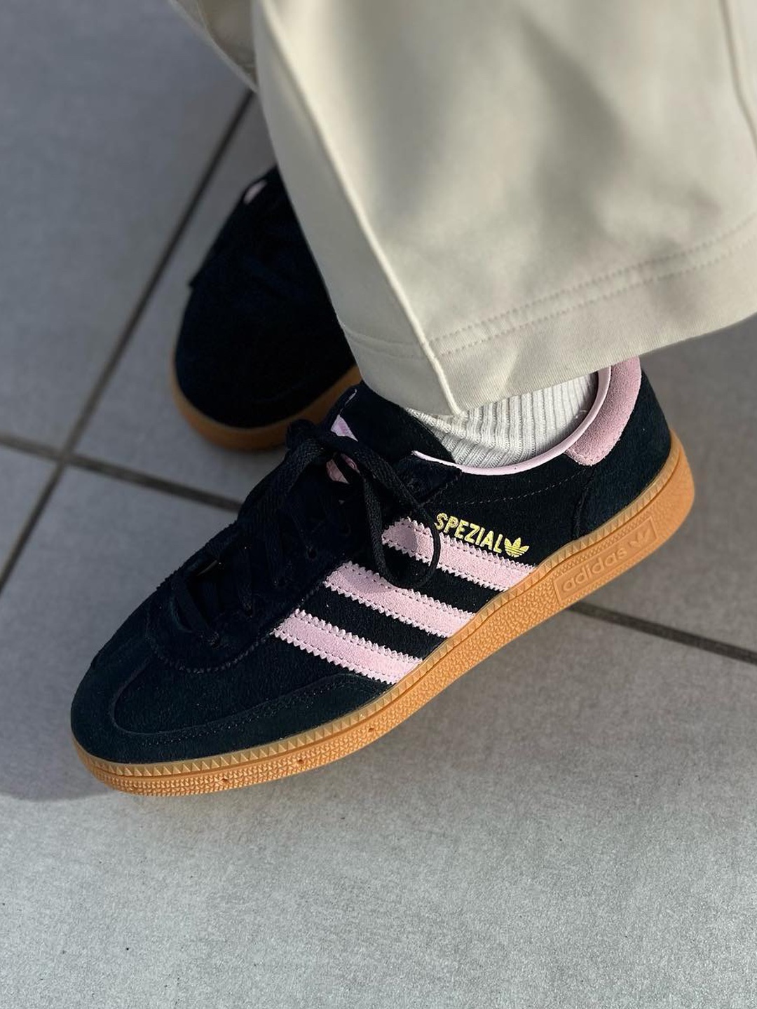 (W) Adidas Spezial Handball Core Black Clear Pink 착용 스타일 - 4