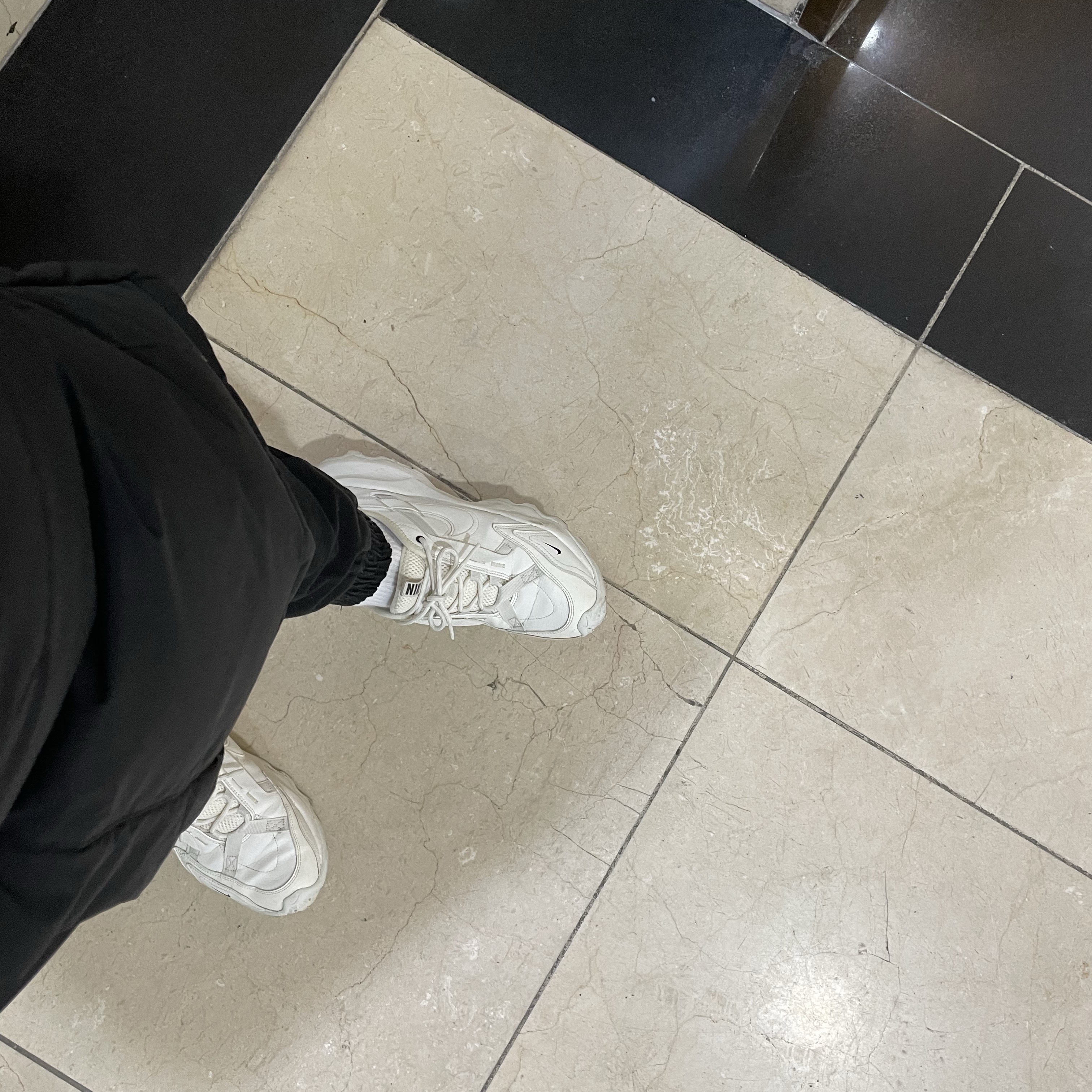 (W) Nike TC 7900 Summit White 착용 스타일