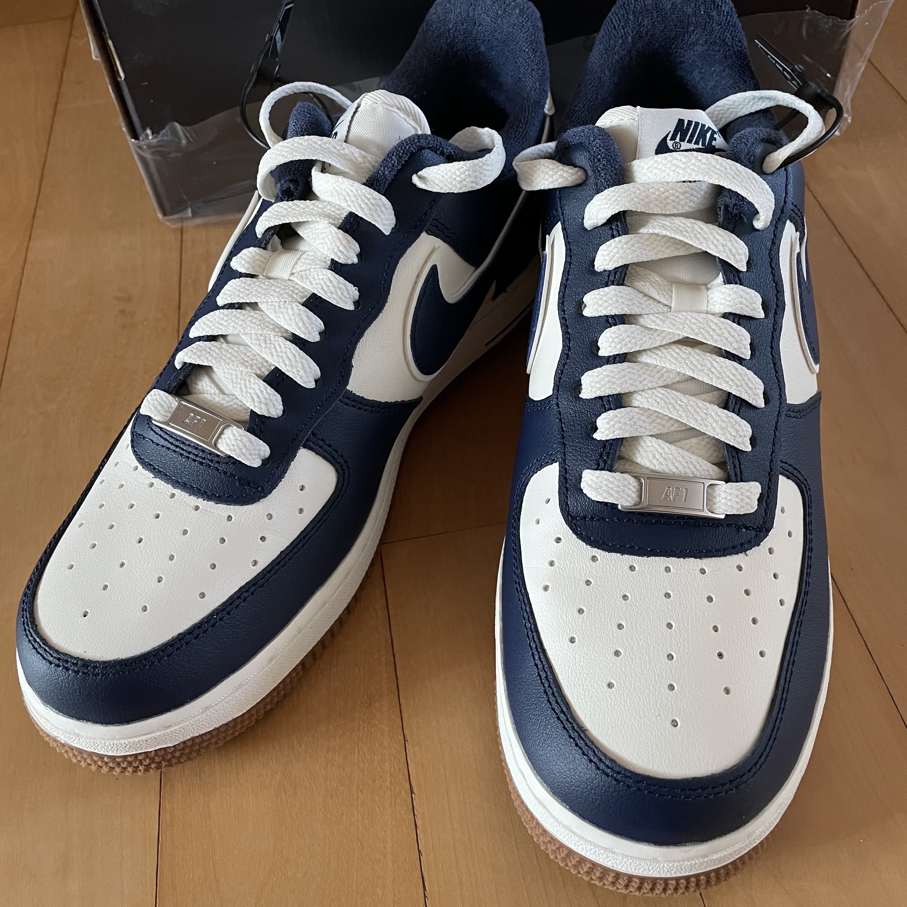 Nike Air Force 1 '07 LV8 Midnight Navy 착용 스타일
