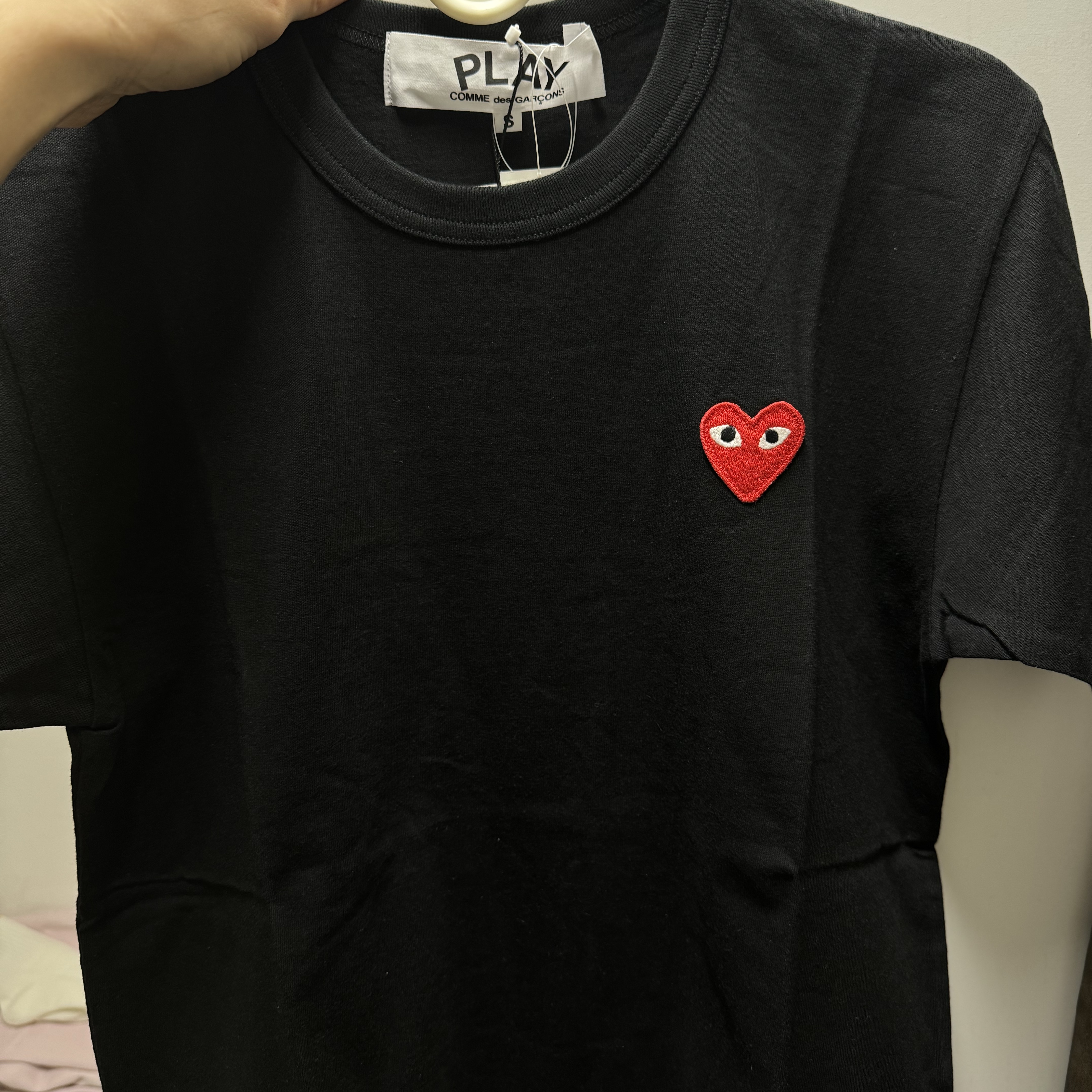 Play Comme des Garcons Red Heart T-Shirt Black 착용 스타일