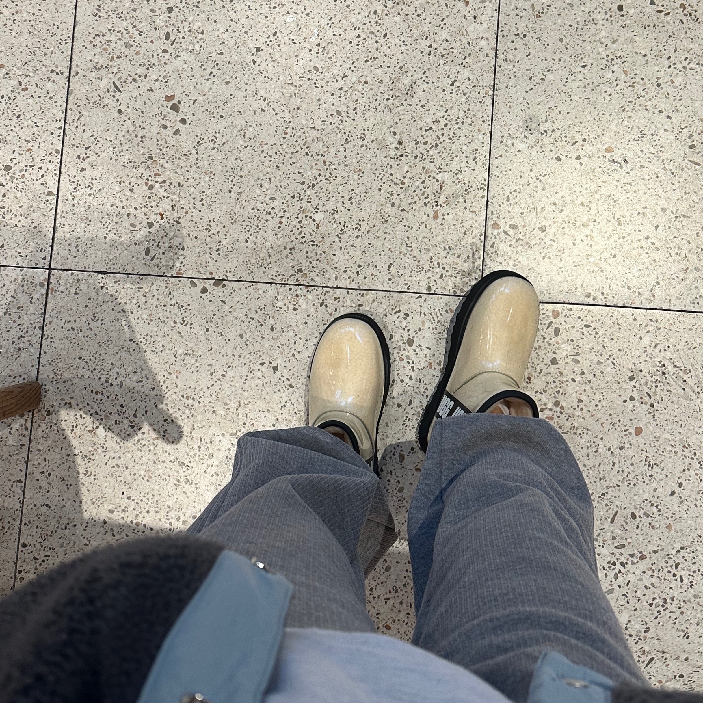 (W) UGG Classic Clear Mini Boots Natural Black 착용 스타일