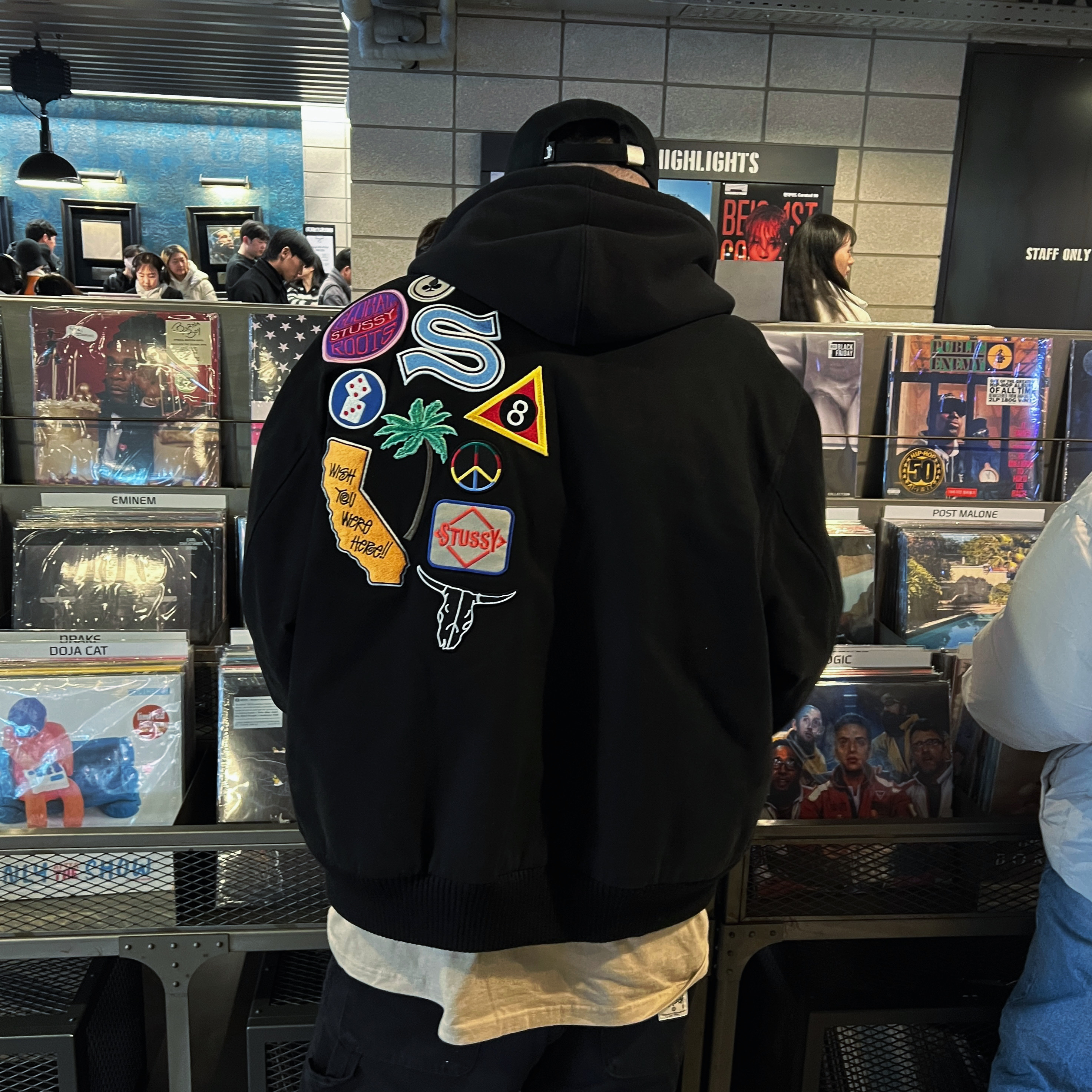 Stussy Souvenir Stadium Bomber Black, Stussy Stu Arch Strapback Cap Black 착용 스타일 - 1