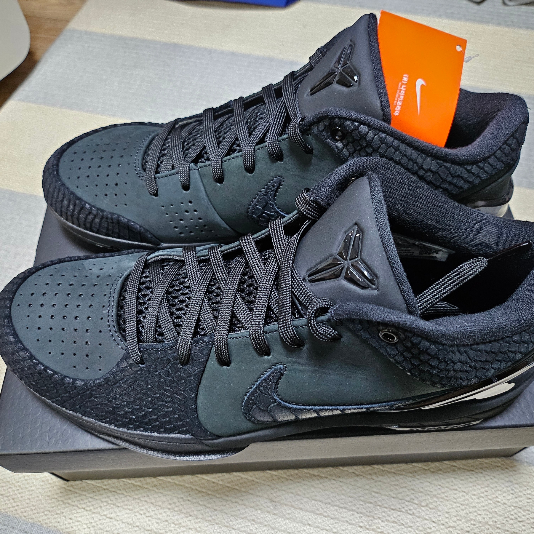 Nike Kobe 4 Protro Black University Gold 착용 스타일 - 2