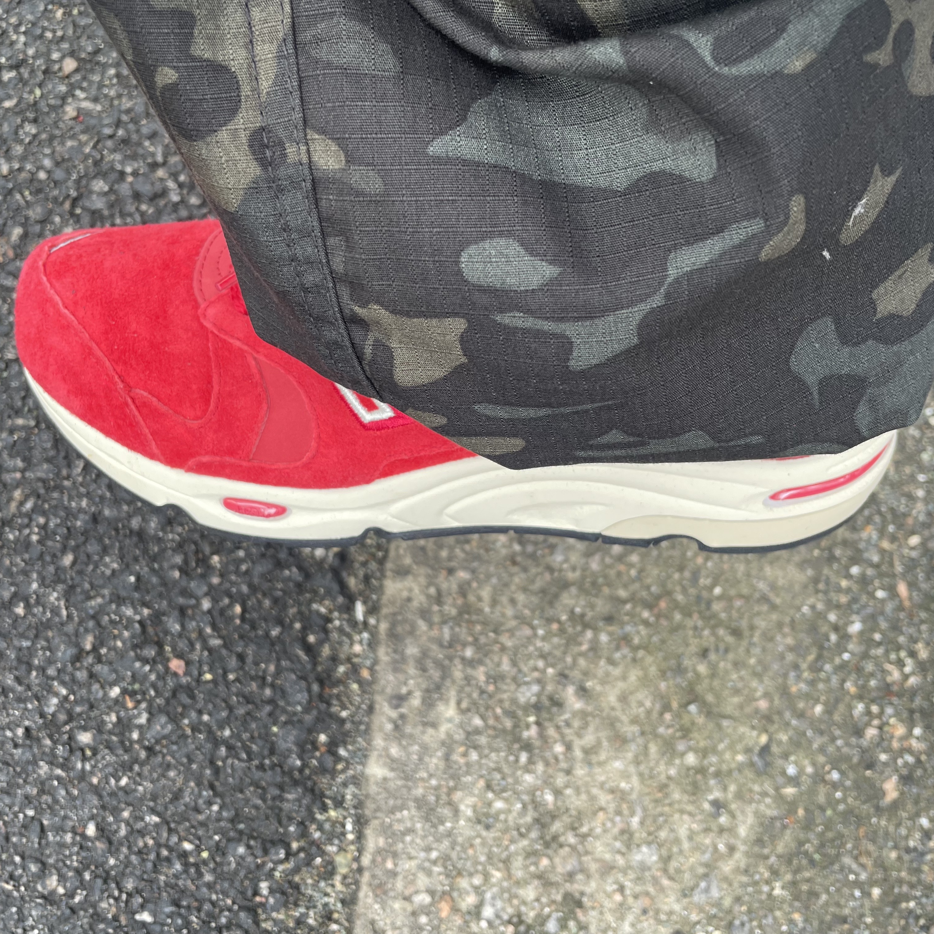 New Balance x Kith 1700 Toronto Rococco Red 착용 스타일 - 1
