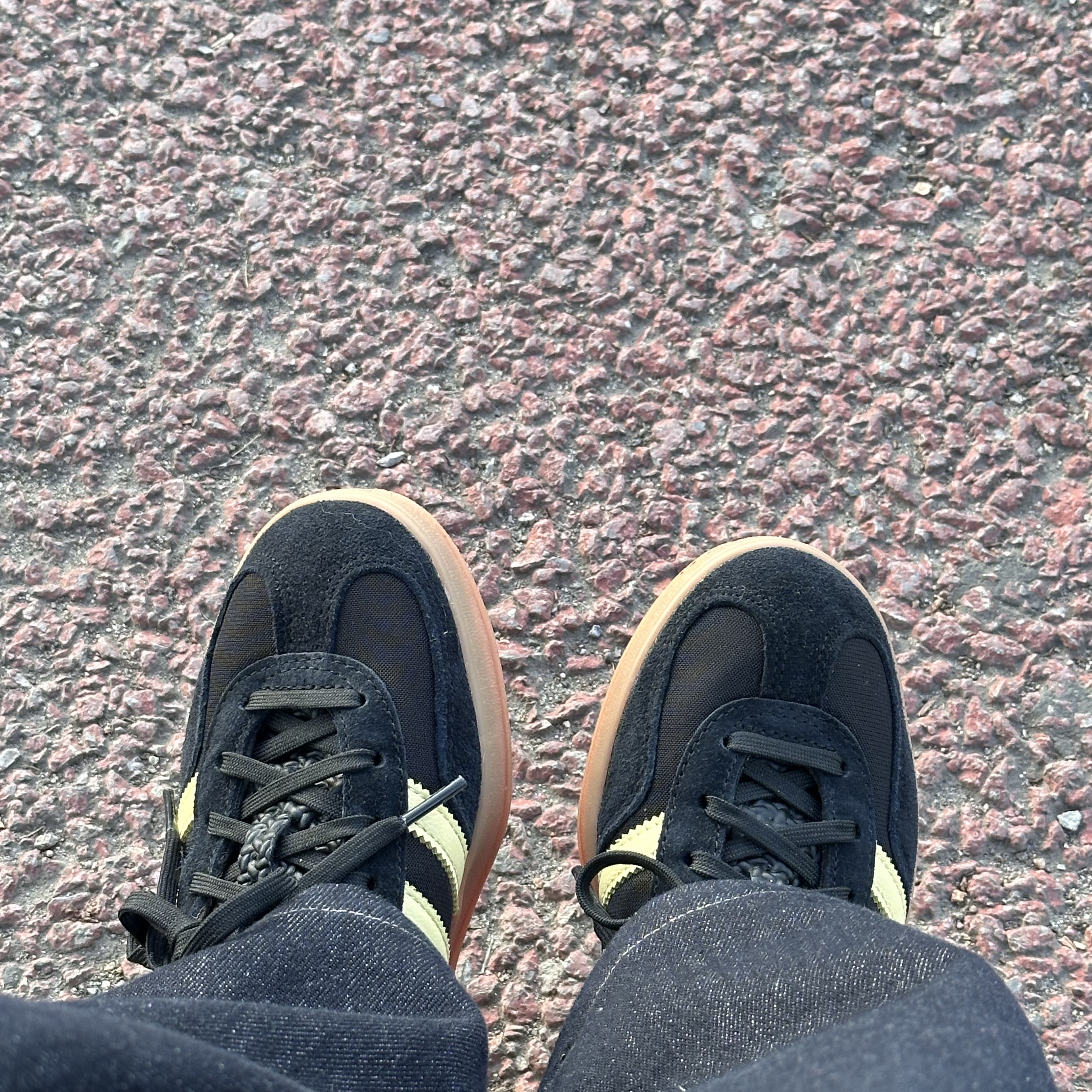 Adidas Gazelle Indoor Core Black Almost Yellow Gum 착용 스타일