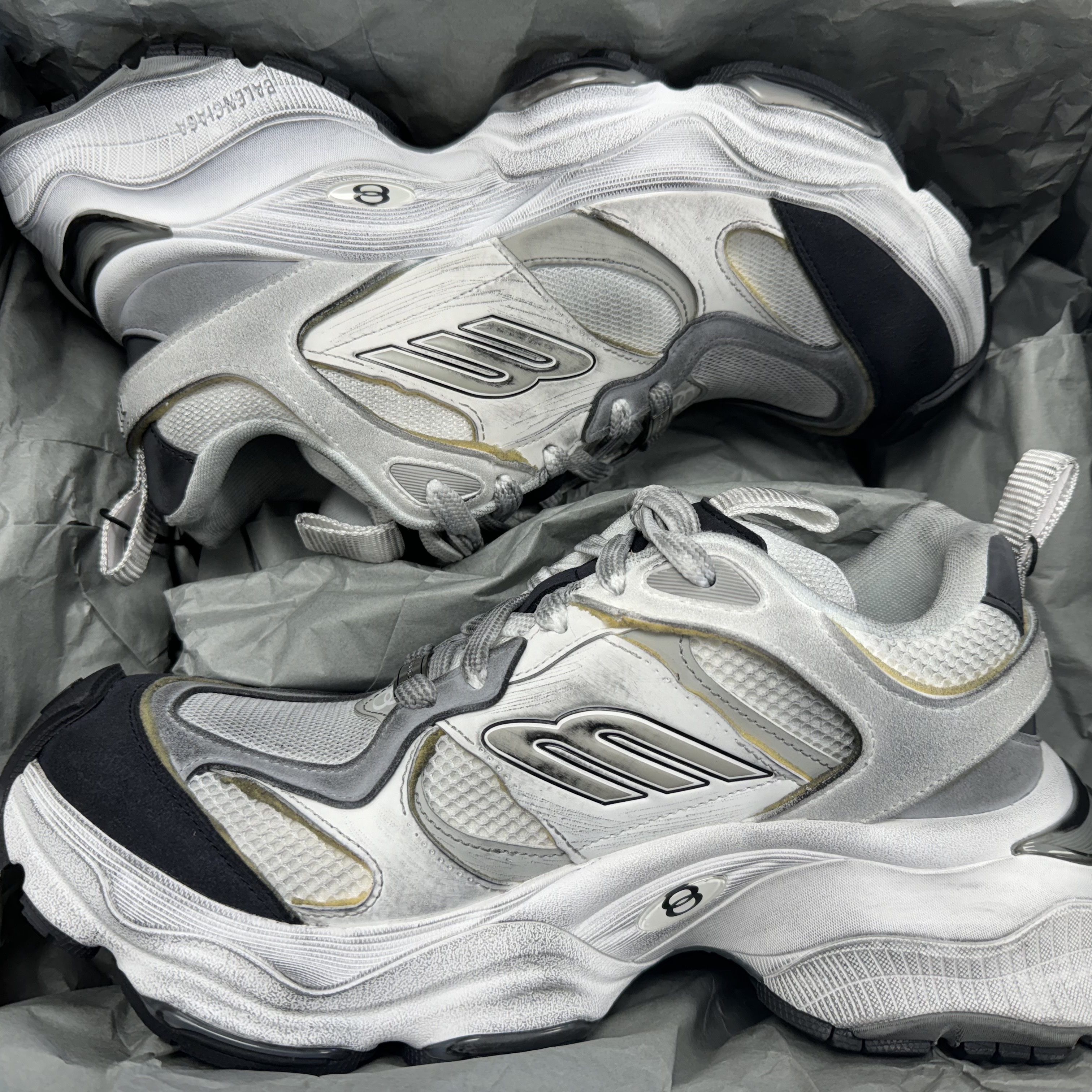 Balenciaga Cargo Sneakers White Grey 착용 스타일 - 1