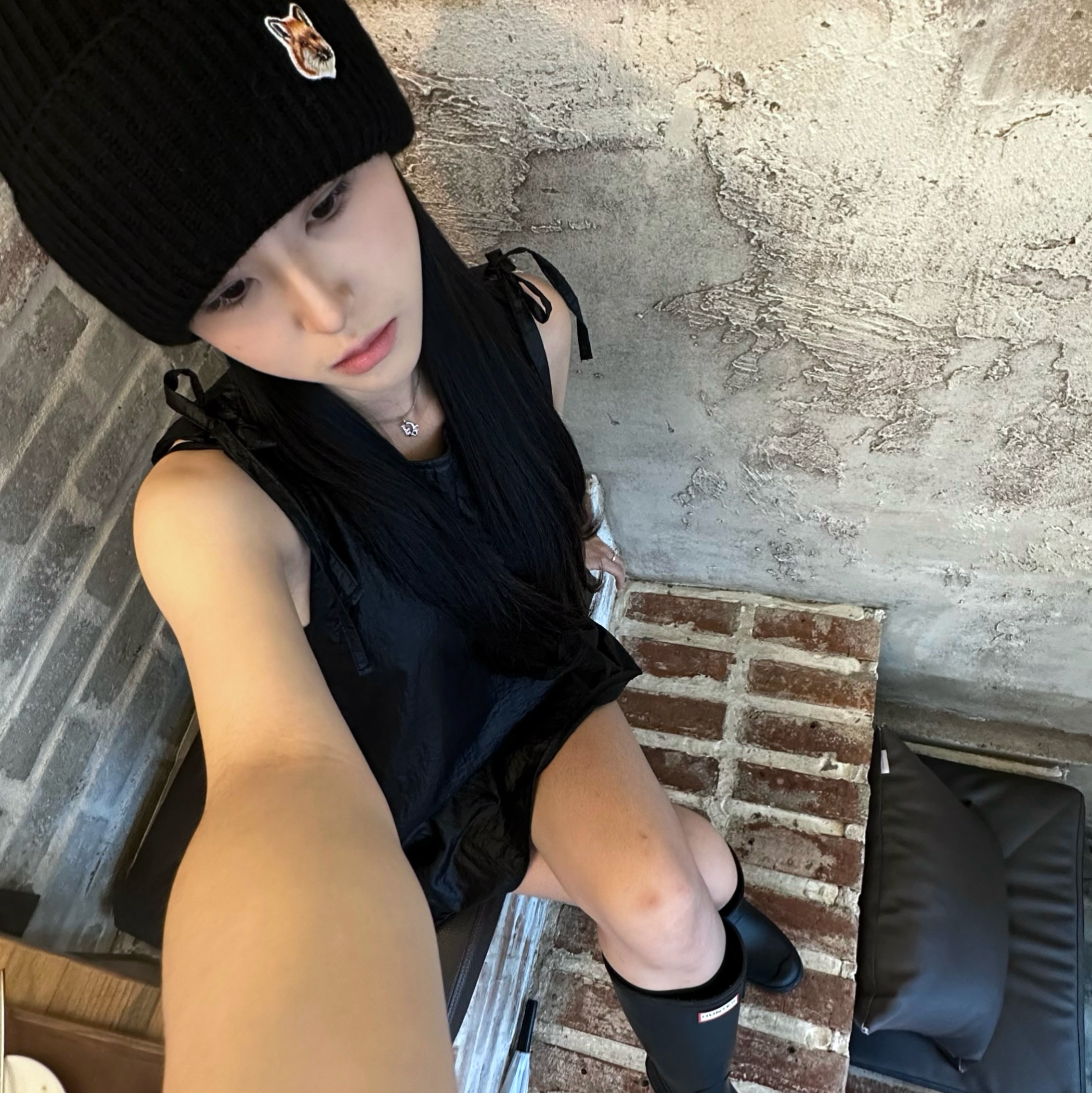 Maison Kitsune Fox Head Patch Ribbed Beanie Black, Dior Oblique Pendant Necklace Silver Finish Brass White Crystals 착용 스타일 - 2