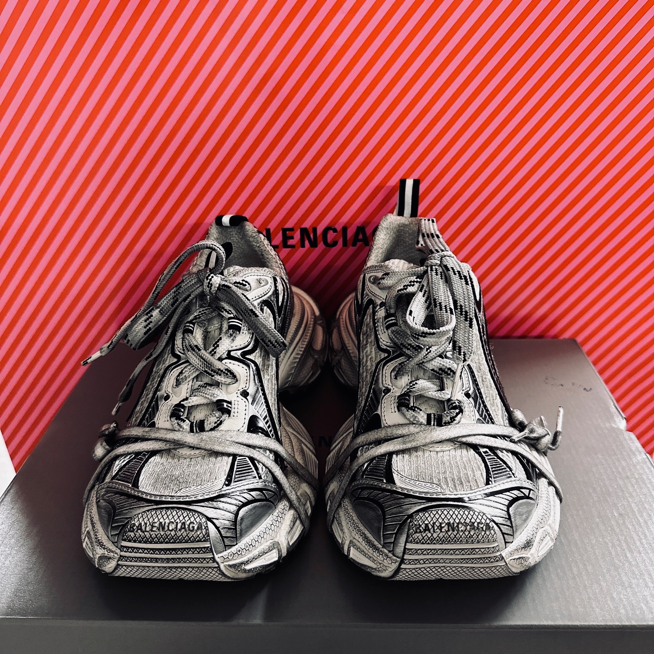 Balenciaga 3XL Sneakers White Black 착용 스타일 - 2