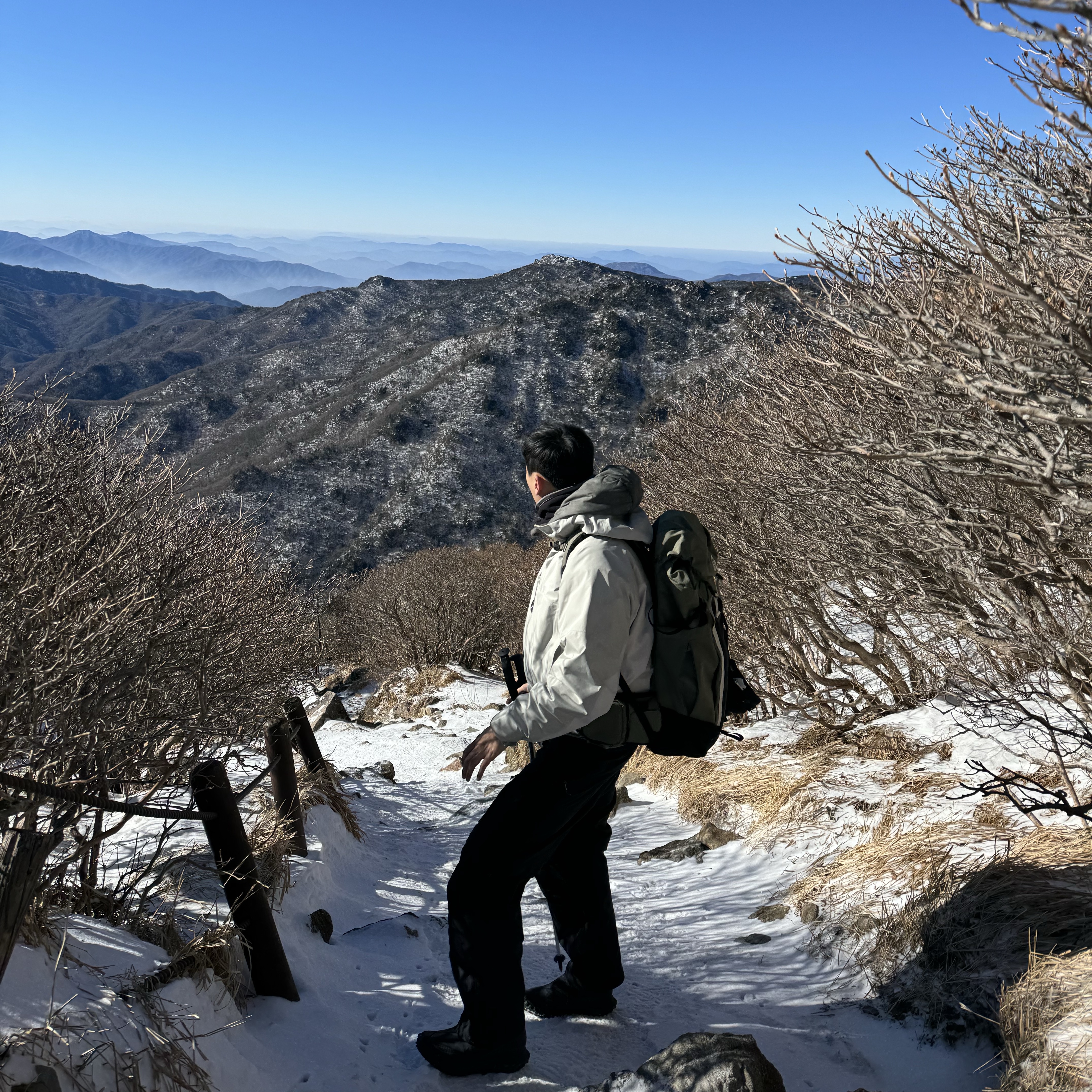 Nike ACG Mountain Fly Gore-Tex Black and Dark Grey, Nike ACG Smith Summit Cargo Pants Black - Asia 착용 스타일 - 2