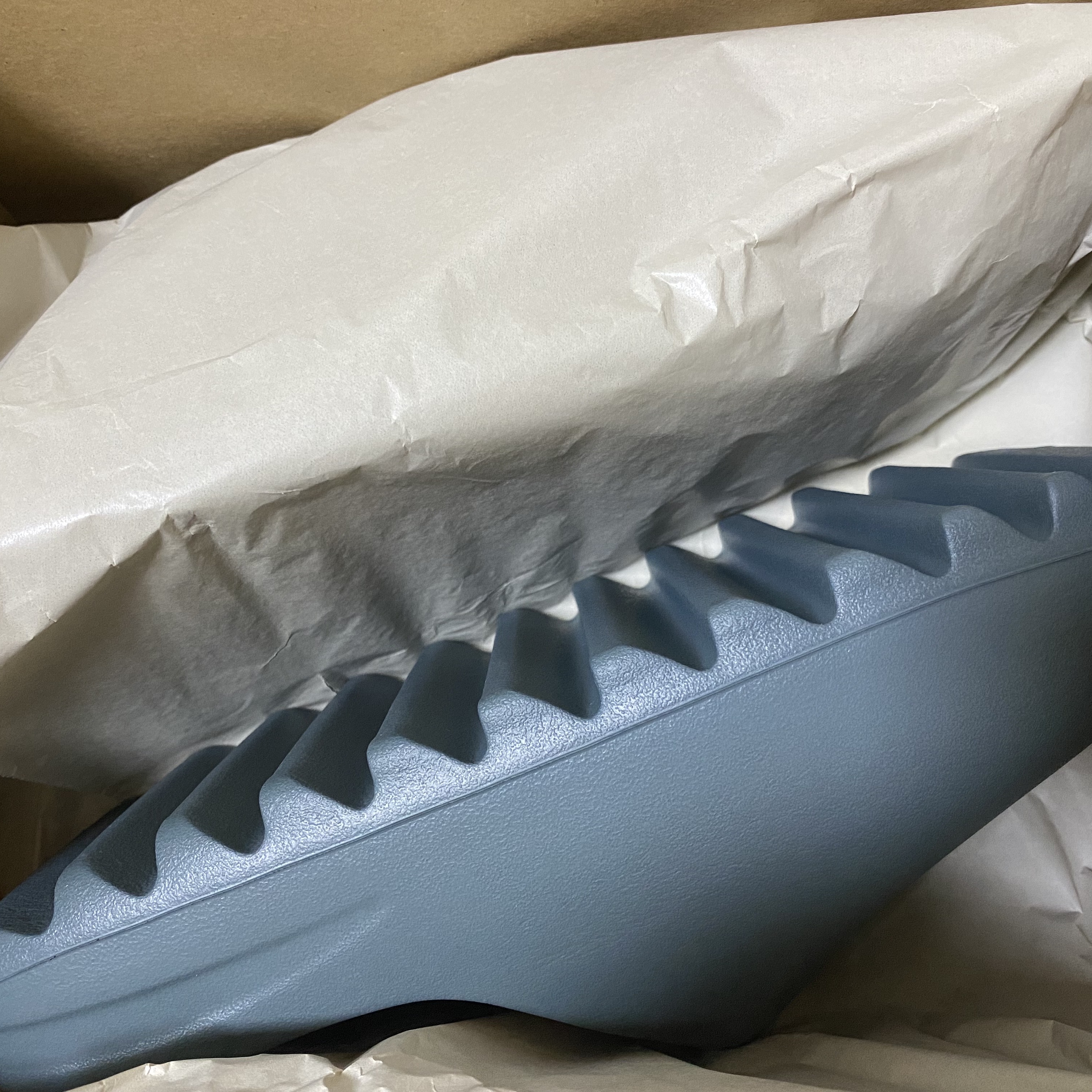 Adidas Yeezy Slide Slate Marine, Adidas Yeezy Slide Slate Grey 착용 스타일 - 4
