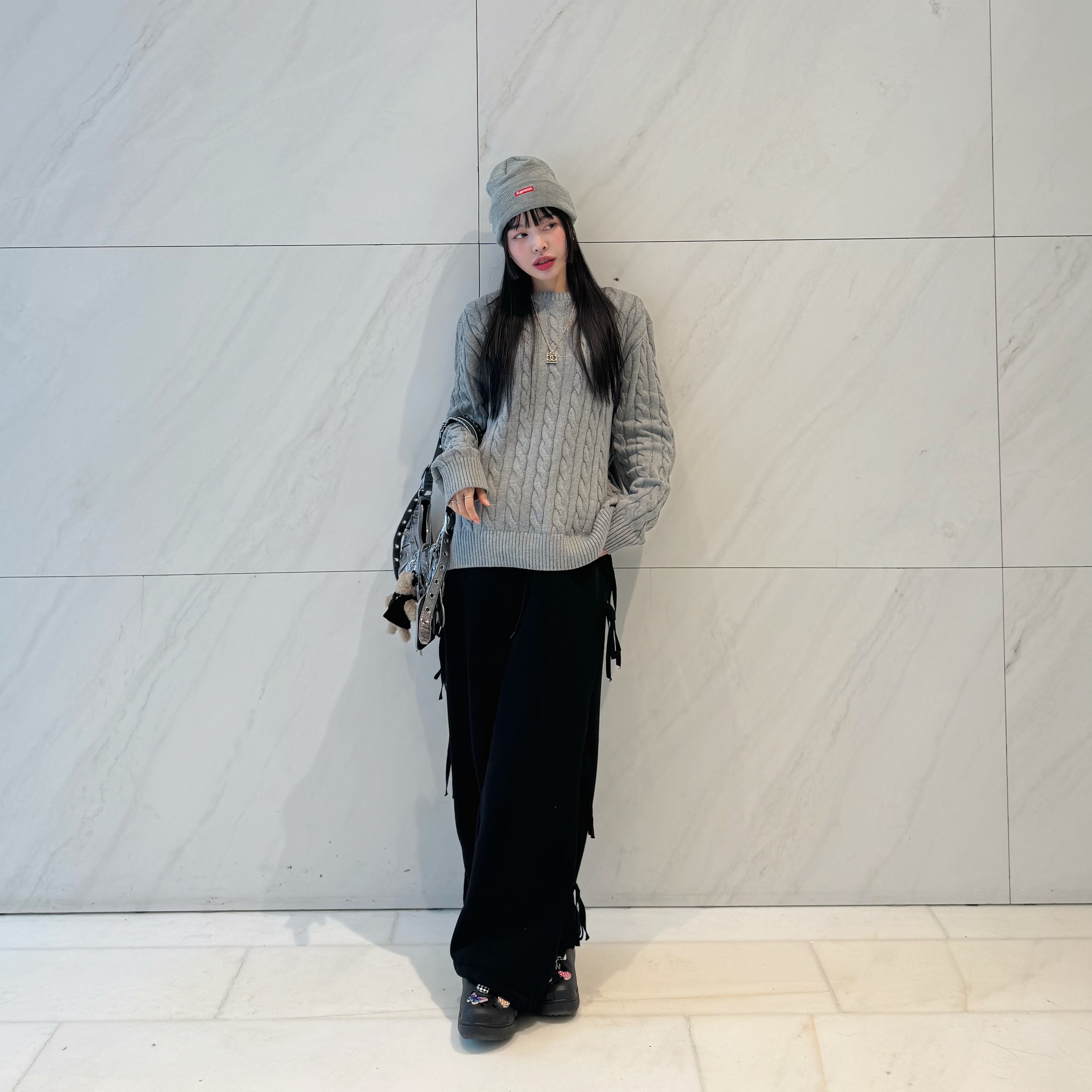 Supreme New Era S Logo Beanie Heather Grey - 23FW, Balenciaga Le Cagole XS Shoulder Bag Metallized Silver 착용 스타일 - 2