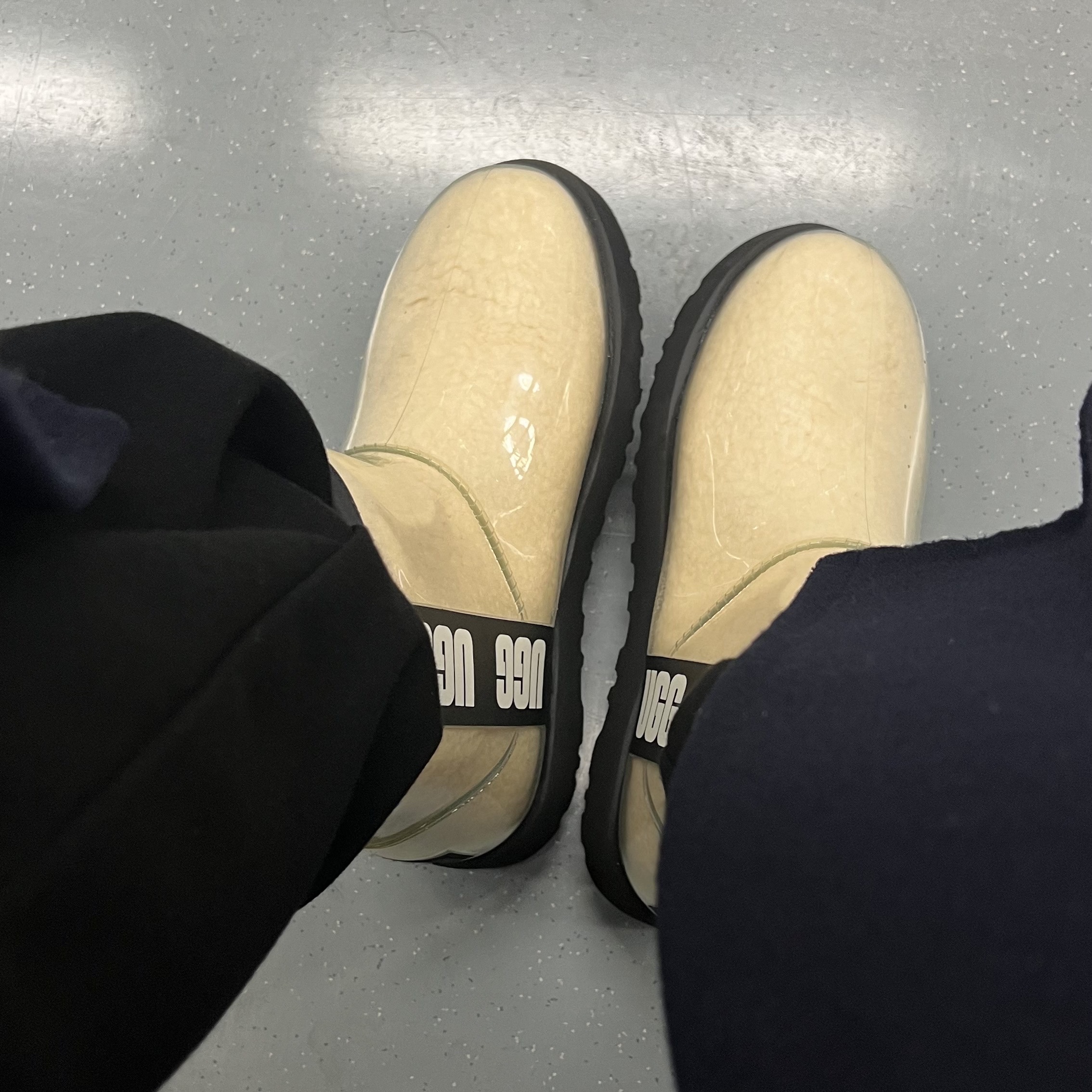 (W) UGG Classic Clear Mini Boots Natural Black 착용 스타일 - 2