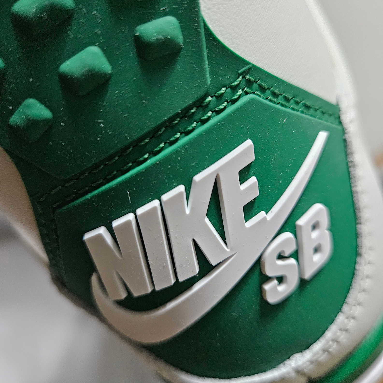 Jordan 4 x Nike SB Retro SP Pine Green 착용 스타일 - 1