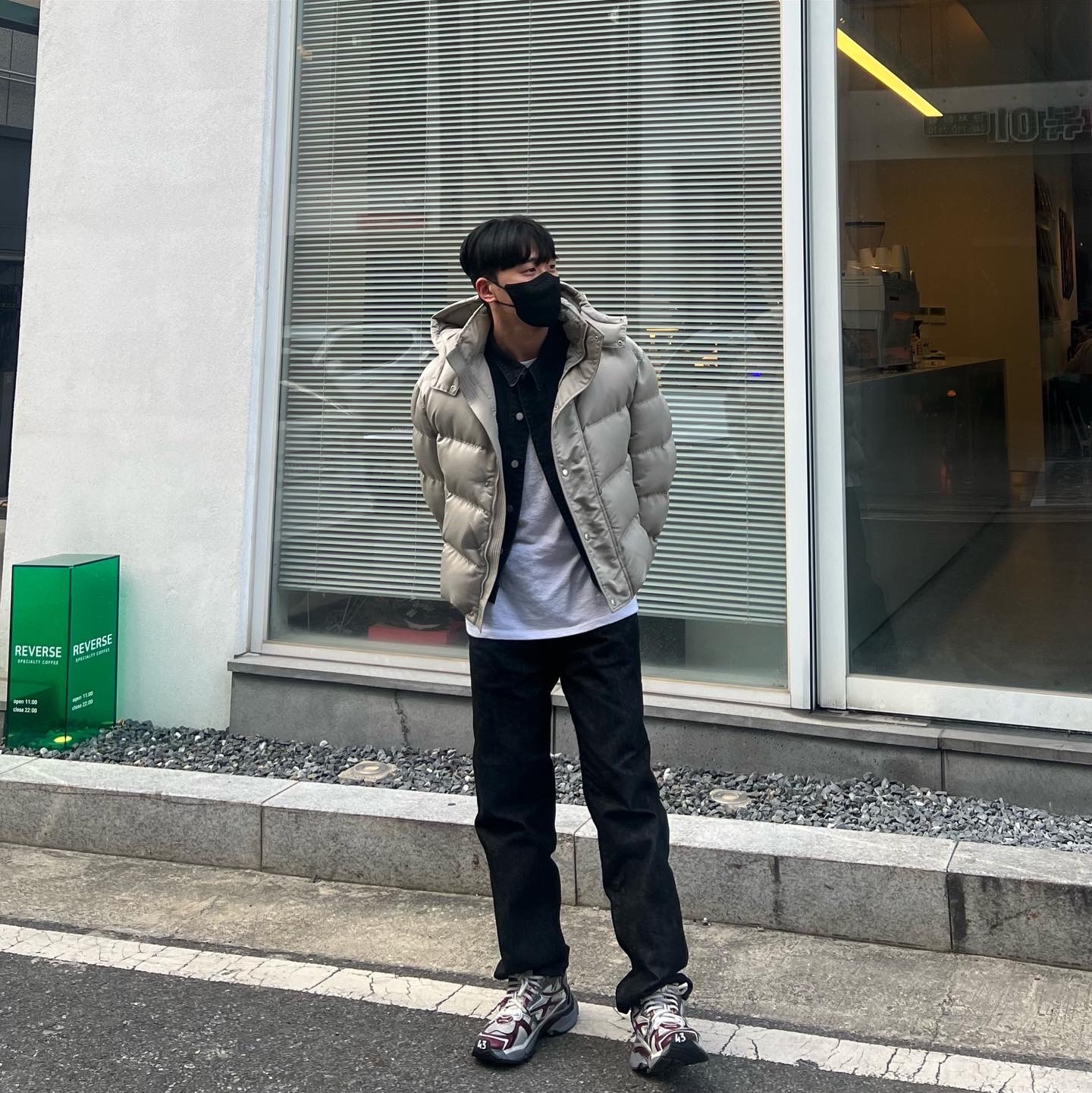 Balenciaga Runner Sneakers Grey Burgundy 착용 스타일 - 2