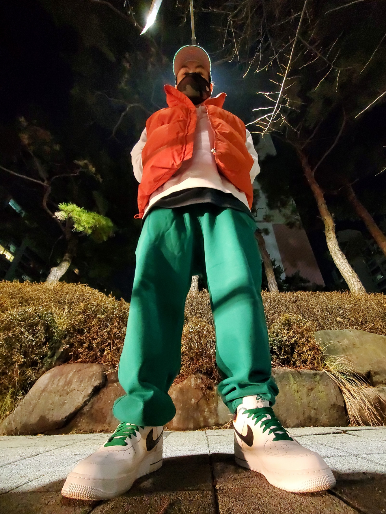 Nike Air Force 1 '07 LV8 EMB White Malachite, Nike NRG Solo Swoosh Fleece Pants Mystic Green - US/EU 착용 스타일 - 1