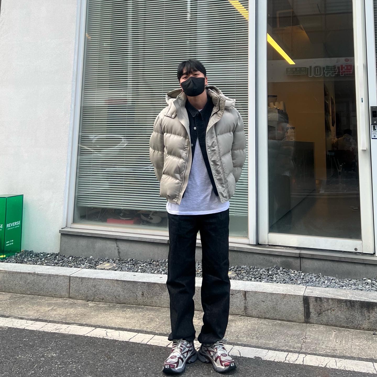 Balenciaga Runner Sneakers Grey Burgundy 착용 스타일 - 1