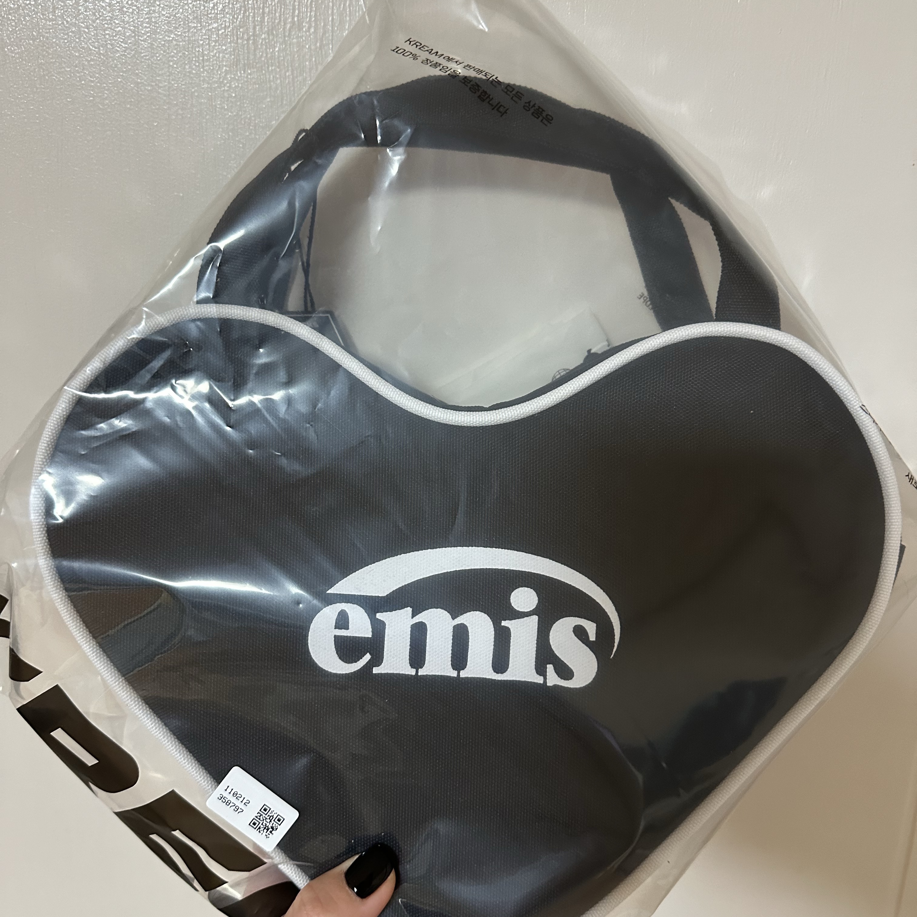 Emis Heart Tote Bag Black 착용 스타일
