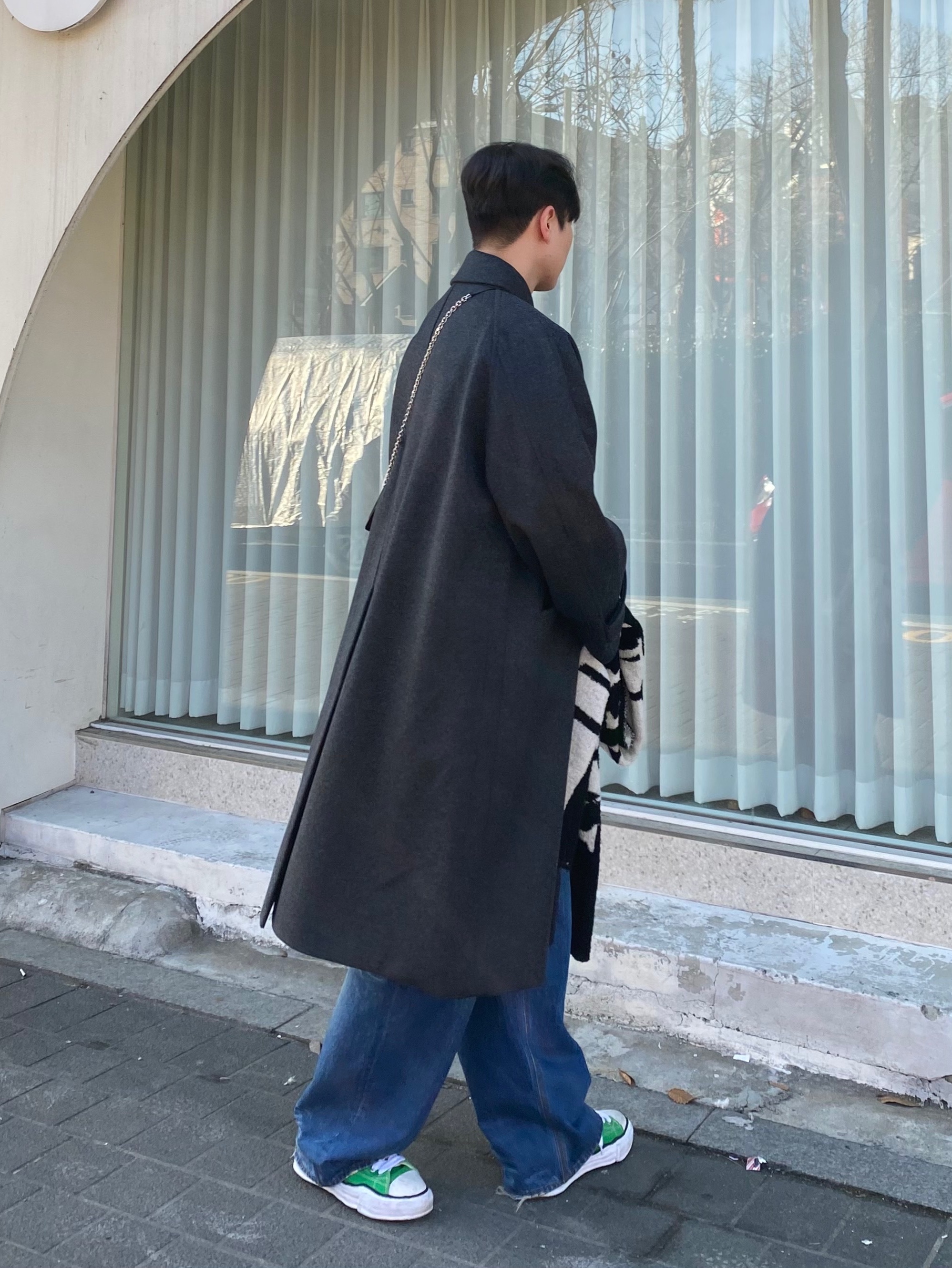 메종 미하라 야스히로 피터슨 OG 솔 캔버스 로우 스니커즈 그린, 마뗑킴 로고 체크보드 머플러 아이보리 착용 스타일 - 4