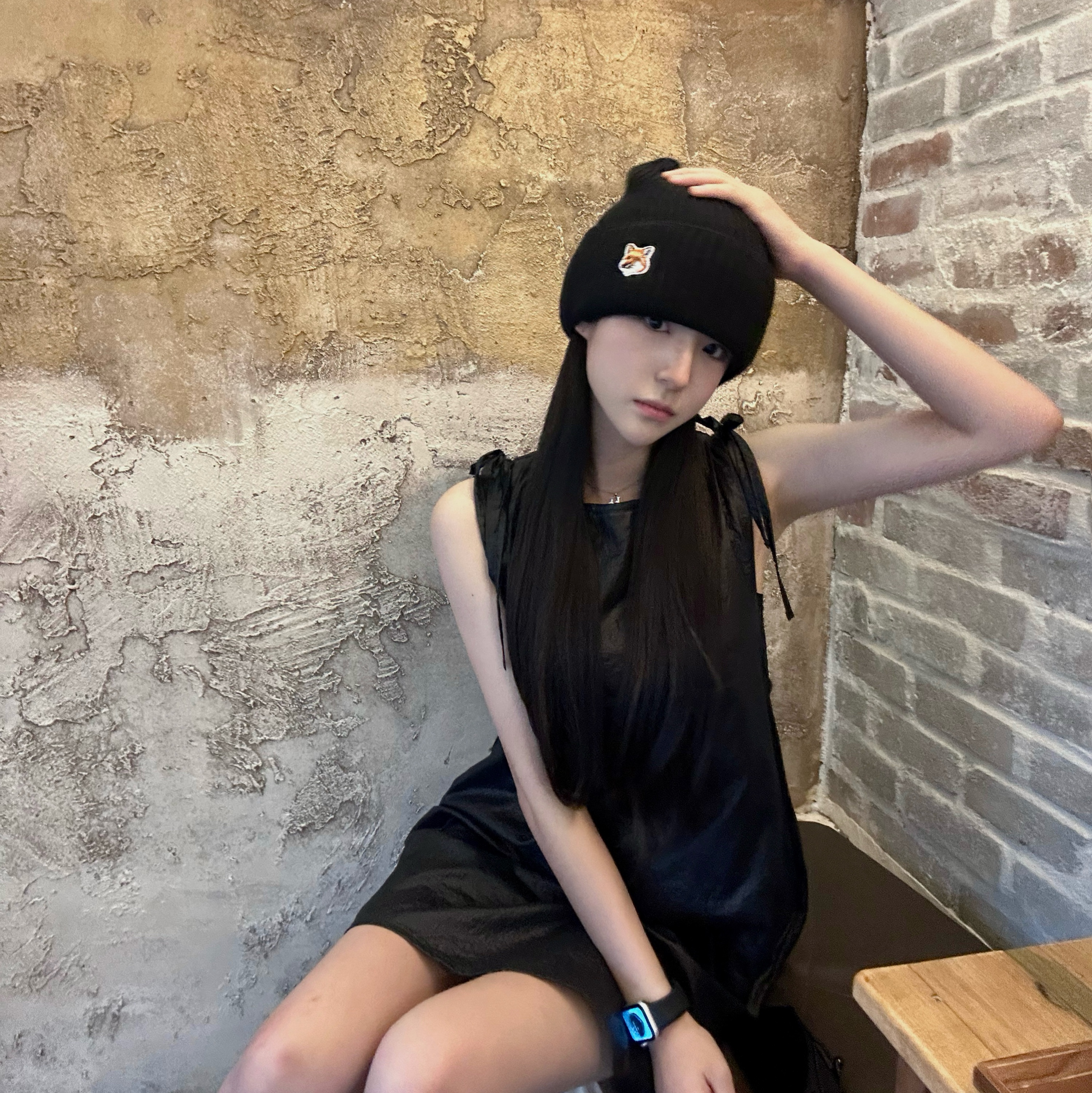 Maison Kitsune Fox Head Patch Ribbed Beanie Black, Dior Oblique Pendant Necklace Silver Finish Brass White Crystals 착용 스타일 - 1