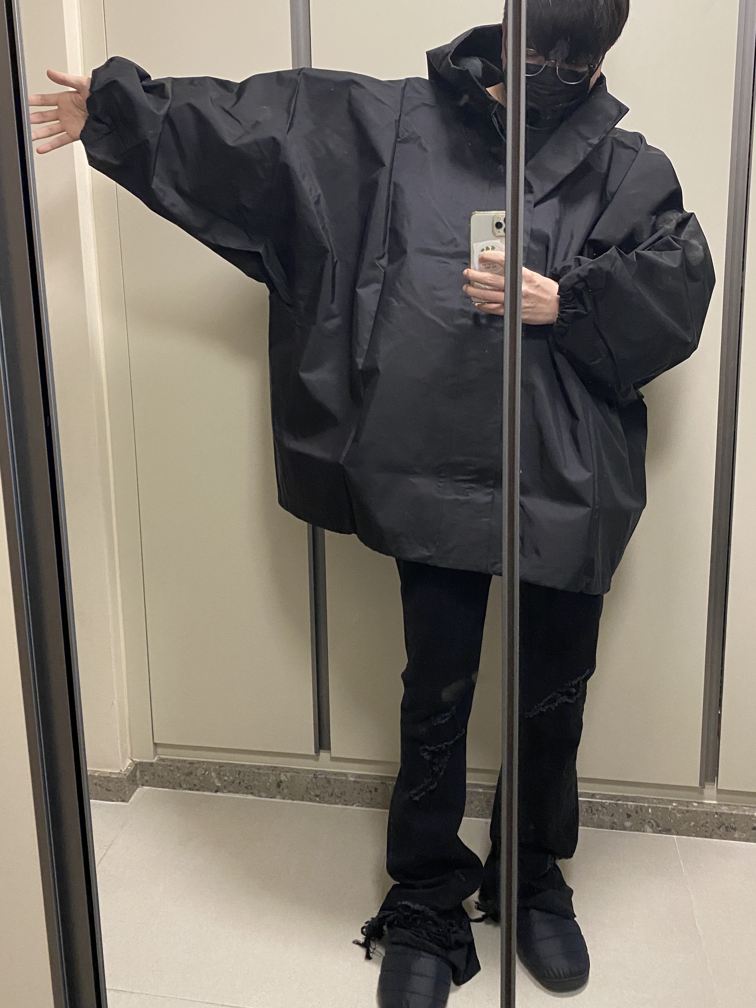 Yeezy Gap Engineered By Balenciaga T-Cut Parka Black, Subu Permanent F-Line Black 착용 스타일 - 2