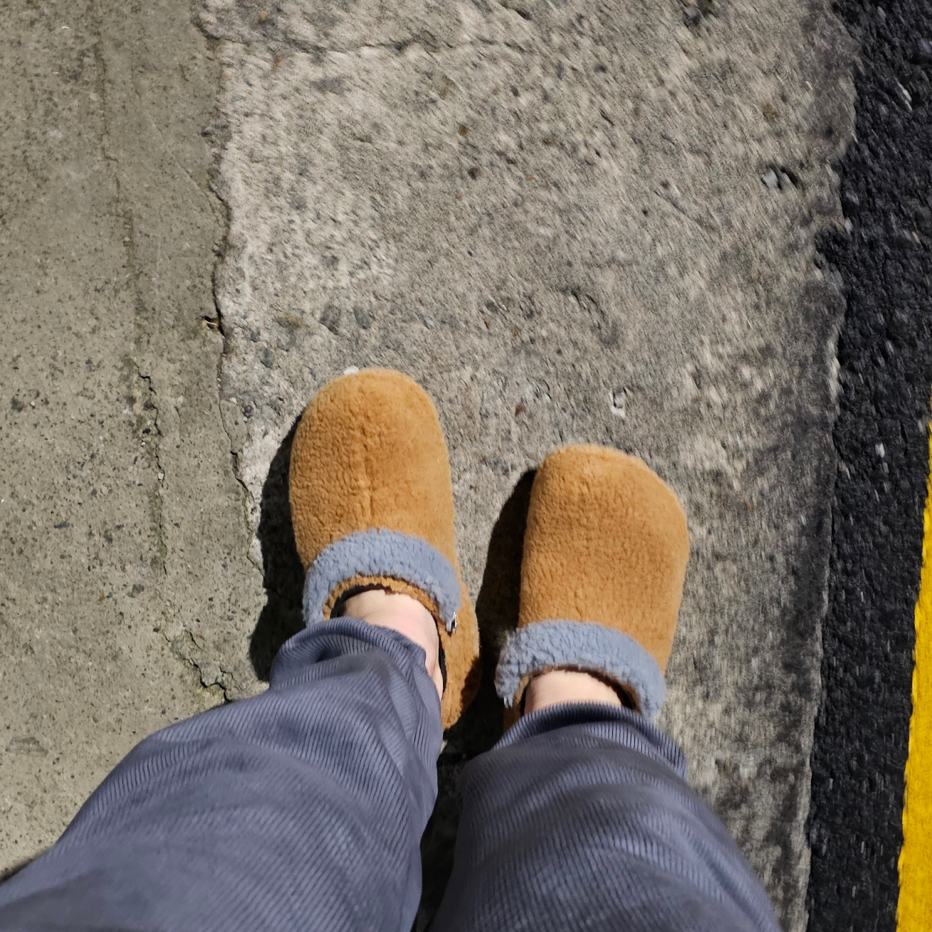 Crocs x Lil Nas X Mega Crush Clog Black Brown 착용 스타일 - 3