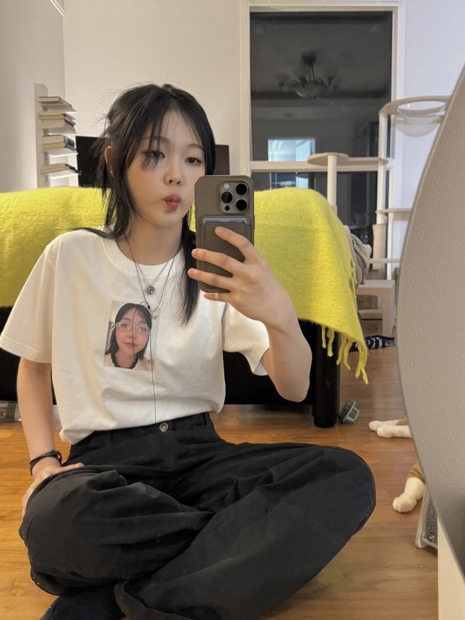 Meenoi T-Shirts Selfie White 착용 스타일 - 2