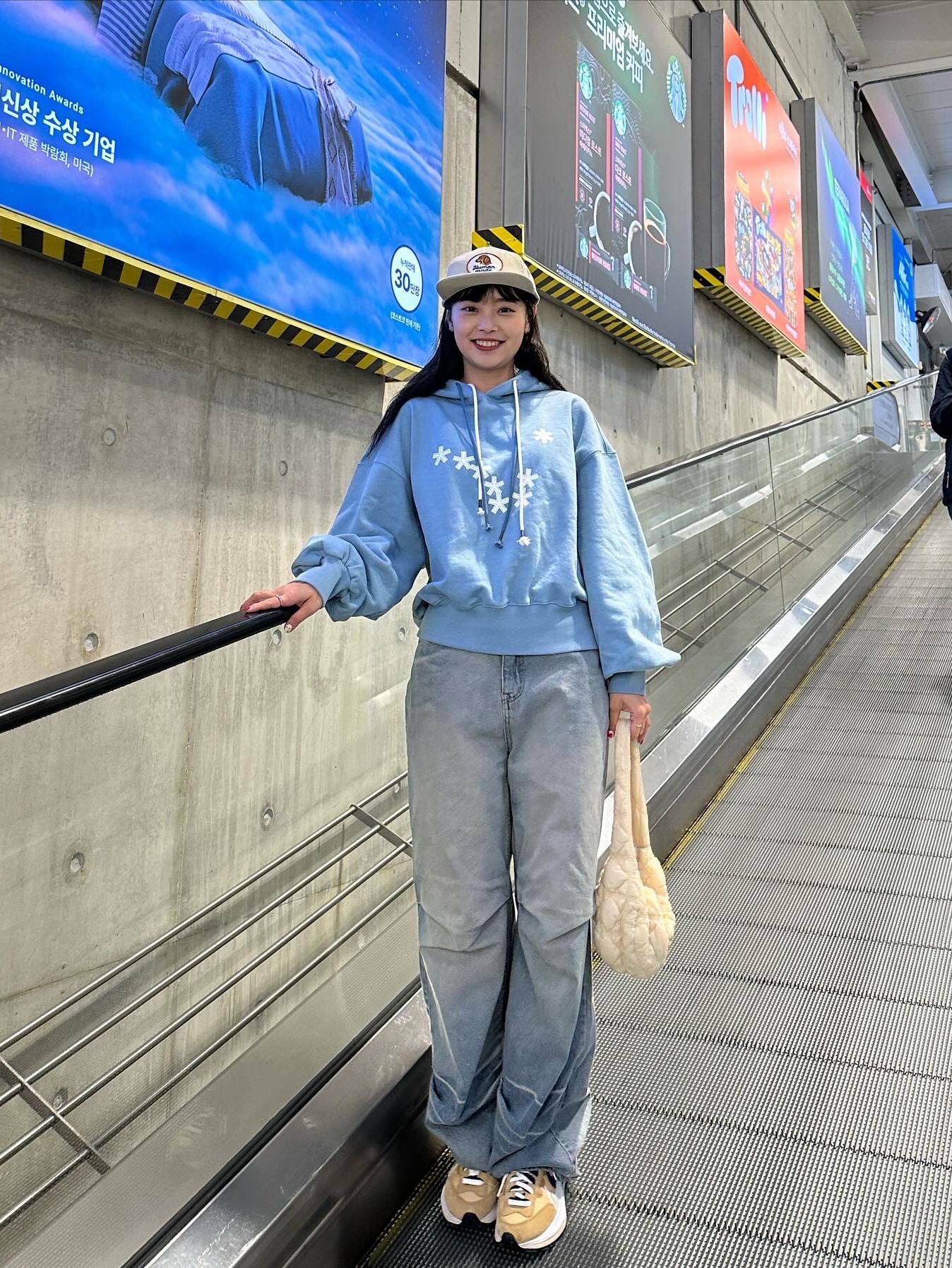 Human Made 6 Panel Corduroy Cap White, Nike x Sacai VaporWaffle Sesame and Blue Void 착용 스타일 - 1