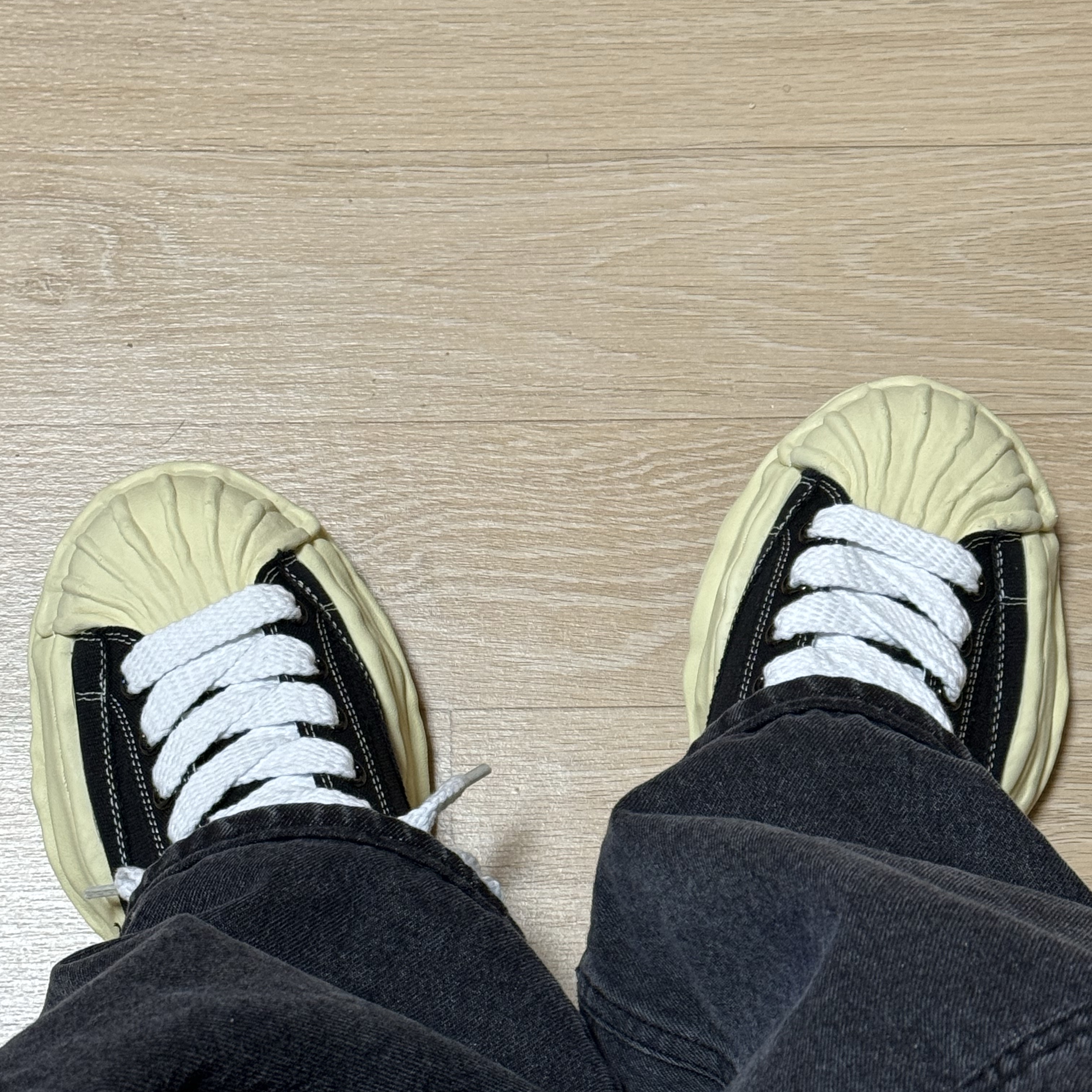 Maison Mihara Yasuhiro Blakey VL OG Sole Canvas Low-top Sneakers Black 착용 스타일