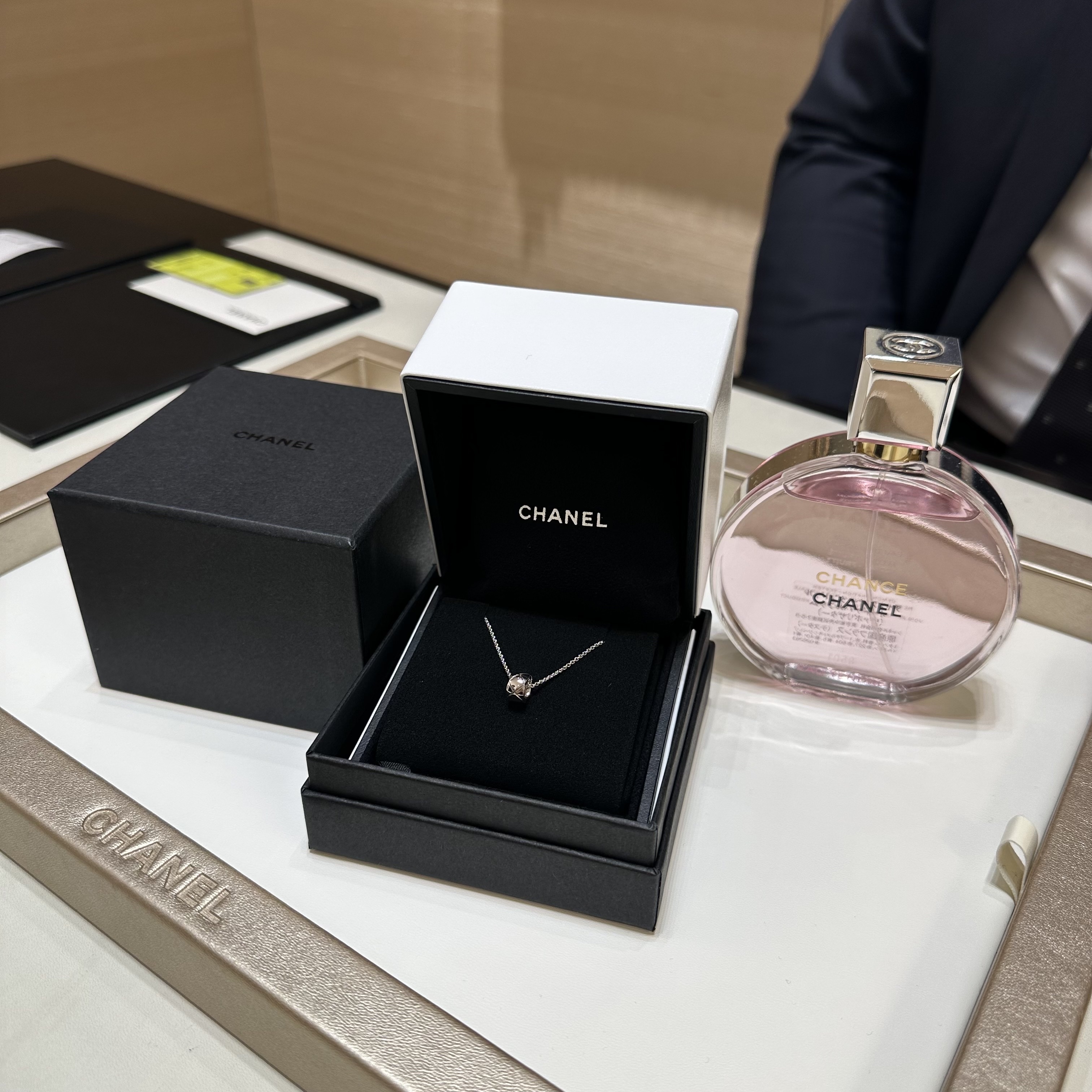 (W) Chanel Coco Crush Necklace Quilted Motif & 18K White Gold 착용 스타일 - 2