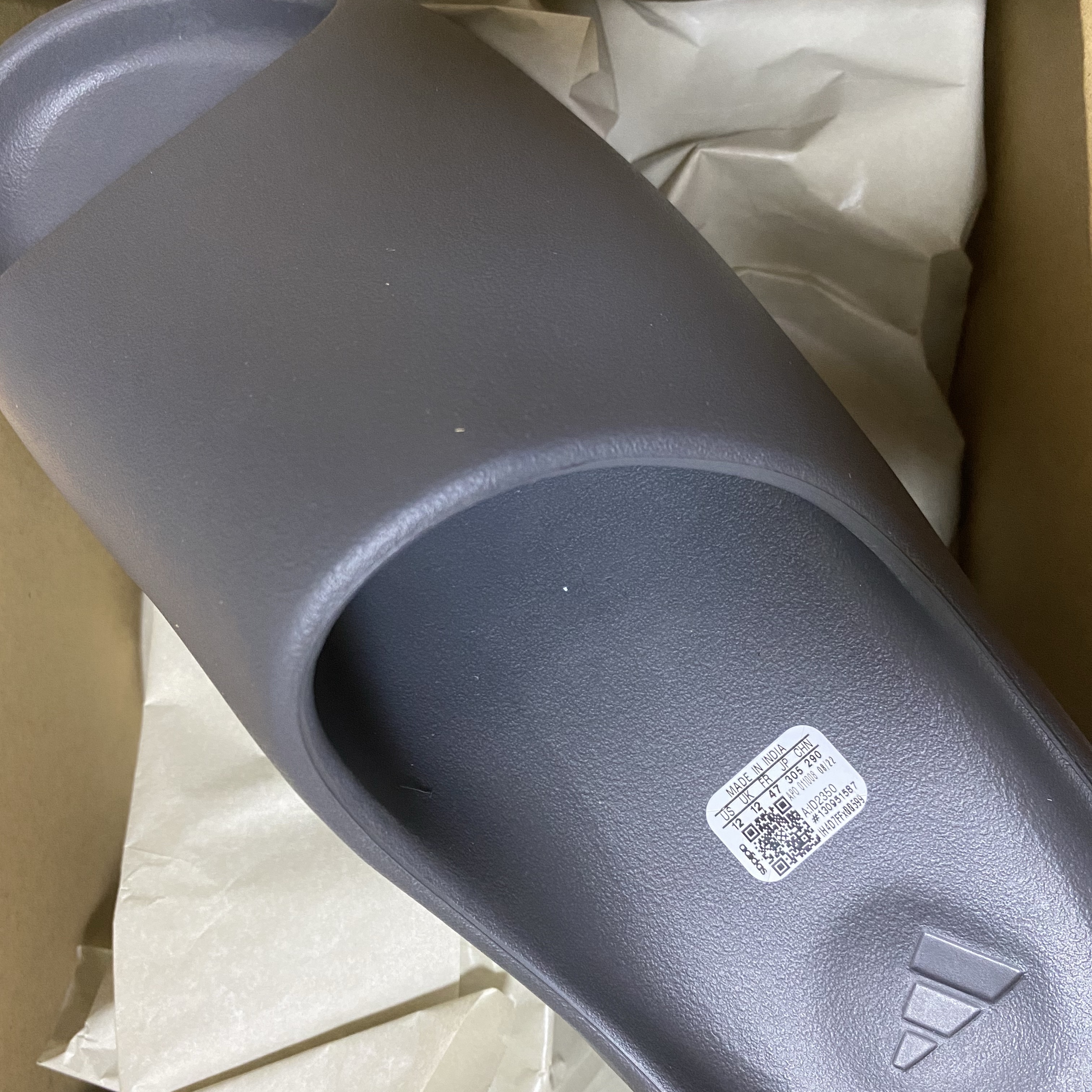 Adidas Yeezy Slide Slate Marine, Adidas Yeezy Slide Slate Grey 착용 스타일 - 1
