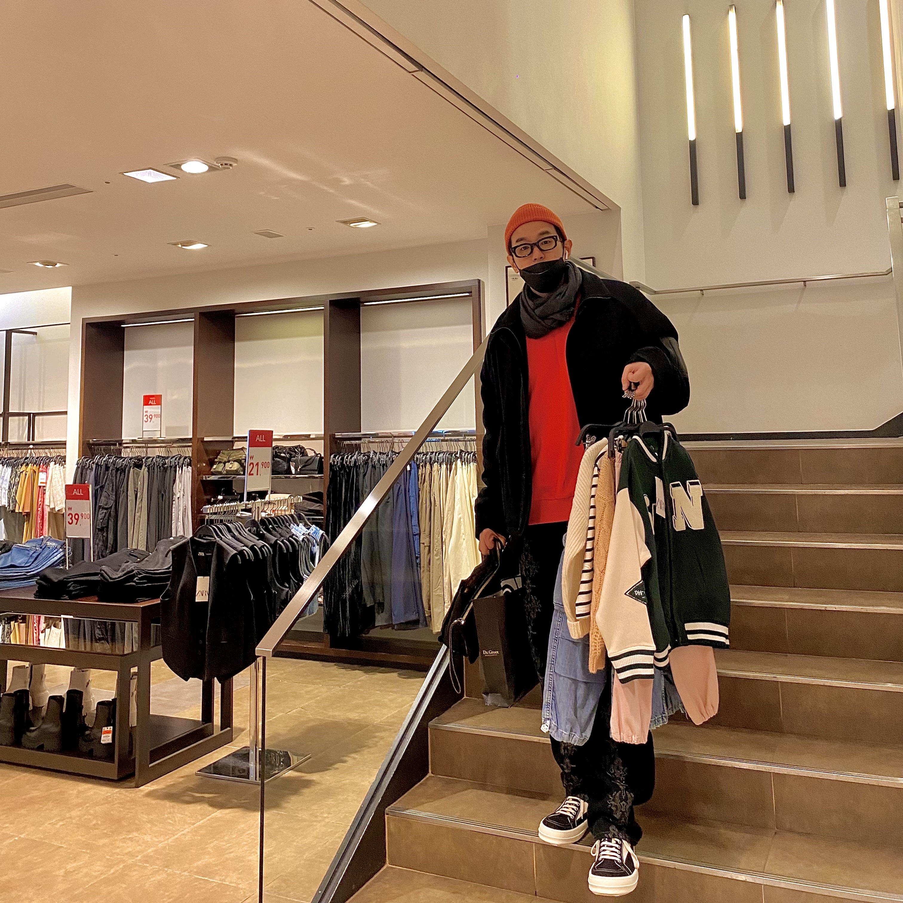 Juun.J MK3 Transform Jacket Black - 22FW, Juun.J Graphic Loose Fit Sweatshirt Red - 22SS 착용 스타일 - 1
