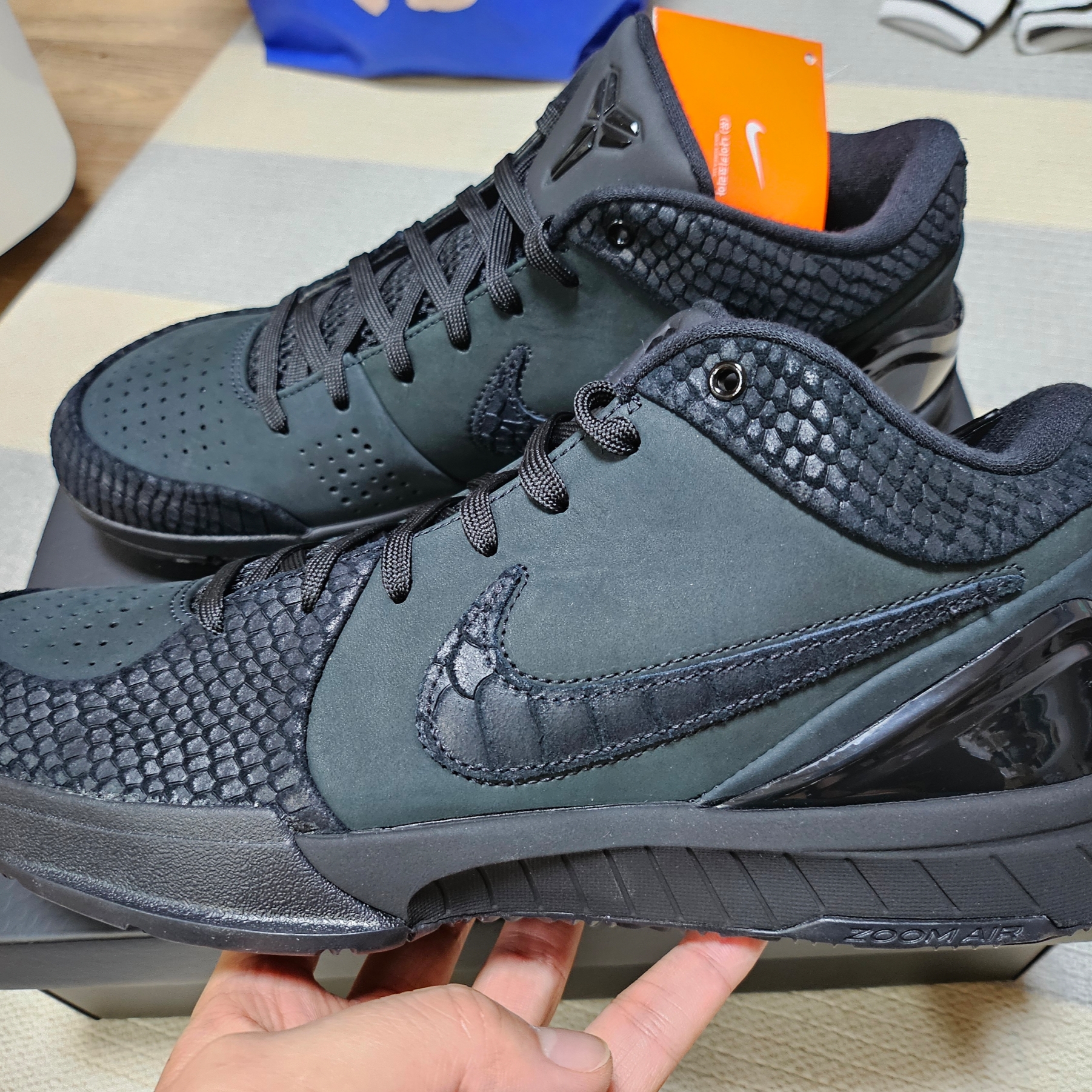 Nike Kobe 4 Protro Black University Gold 착용 스타일 - 1