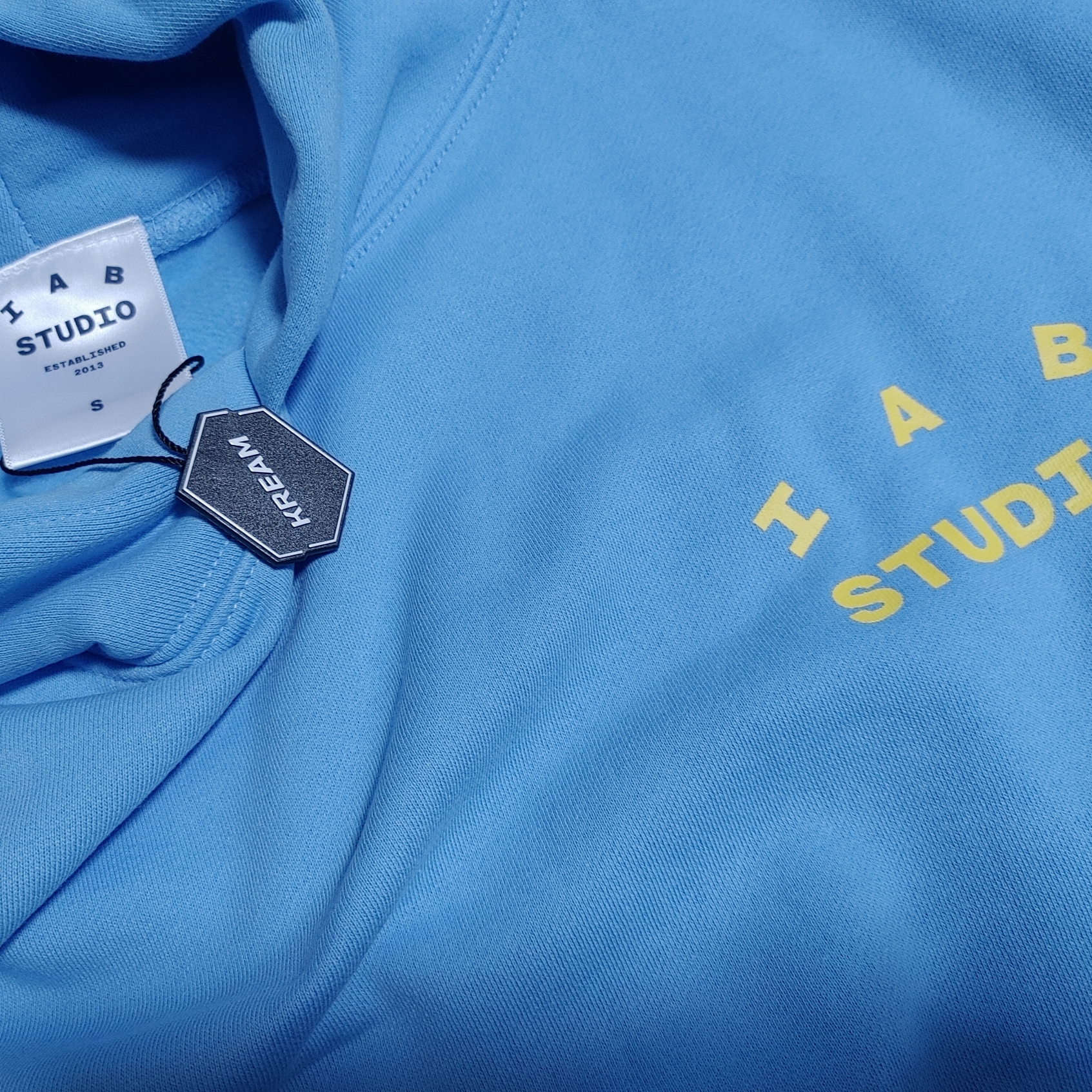 IAB Studio Hoodie Sky Blue Lemon 착용 스타일